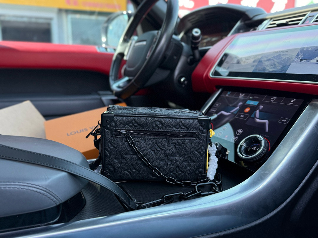 💰280 芯片版 📷高端货‼️ “ Louis Vuitton ”lv单肩包💼路易威登盒子包 单肩斜挎箱子包 M55702 Virgil Abloh 为春夏秀场呈现 Mini Soft Trunk 手袋,讲述 Monogram Eclipse 帆布与雾黑色树脂链条的融合,以雅致而不失硬朗的气质追溯品牌制箱传承。手拿肩背皆宜。Monogram Eclipse 涂层帆布—织物内衬—牛皮饰边—拉链外袋—内贴袋!配:飞机盒✈️➕折叠礼盒➕芯片🎁🛃规格18.5/13/8。