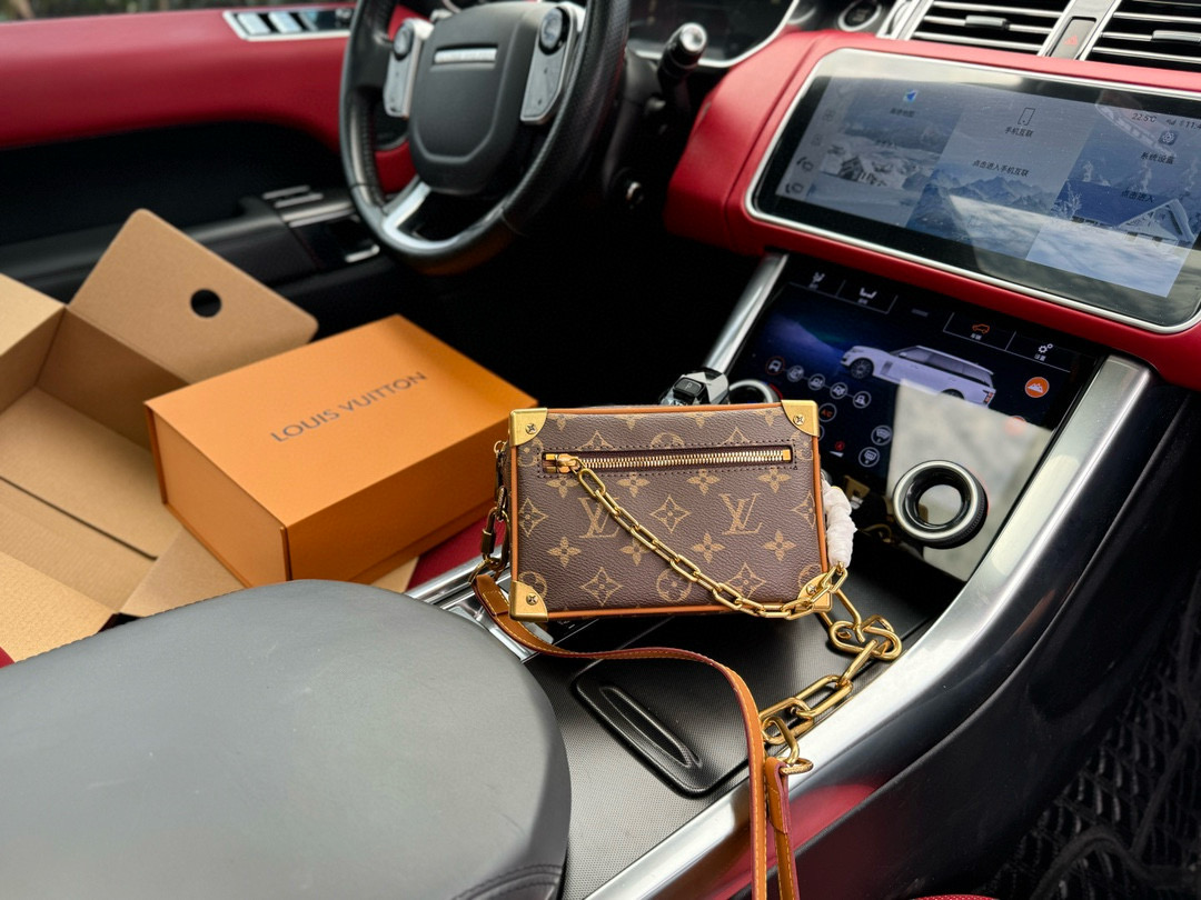 💰280 芯片版 📷高端货‼️ “ Louis Vuitton ”lv单肩包💼 路易威登盒子包 单肩斜挎箱子包 M68906 Virgil Abloh 为春夏秀场呈现 Mini Soft Trunk 手袋,讲述 Monogram Eclipse 帆布与雾黑色树脂链条的融合,以雅致而不失硬朗的气质追溯品牌制箱传承。手拿肩背皆宜。Monogram Eclipse 涂层帆布—织物内衬—牛皮饰边—拉链外袋—内贴袋!配:飞机盒➕折叠礼盒🎁➕芯片 🛃 规格18.5x13x8cm