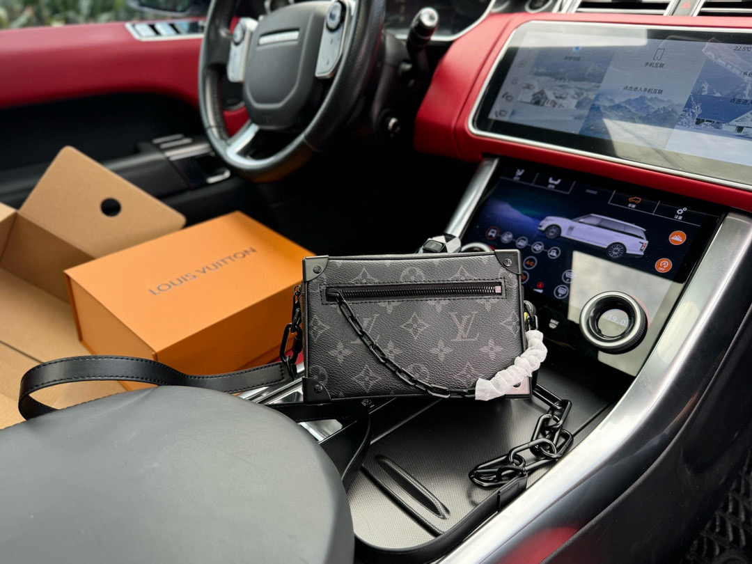 💰280 芯片版 📷高端货‼️ “ Louis Vuitton ”lv单肩包💼 路易威登盒子包 单肩斜挎箱子包 M44735 Virgil Abloh 为春夏秀场呈现 Mini Soft Trunk 手袋,讲述 Monogram Eclipse 帆布与雾黑色树脂链条的融合,以雅致而不失硬朗的气质追溯品牌制箱传承。手拿肩背皆宜。Monogram Eclipse 涂层帆布—织物内衬—牛皮饰边—拉链外袋—内贴袋!配:飞机盒➕折叠礼盒🎁➕芯片 🛃 规格18.5x13x8cm