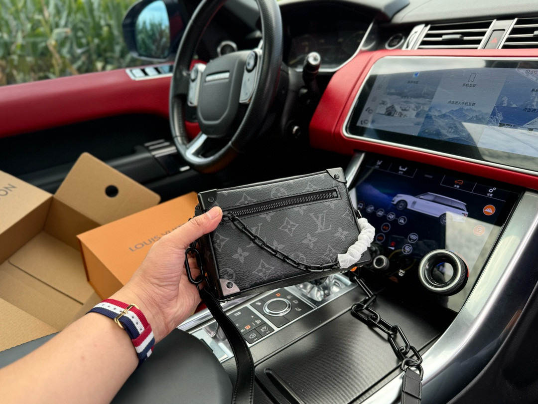 💰280 芯片版 📷高端货‼️ “ Louis Vuitton ”lv单肩包💼 路易威登盒子包 单肩斜挎箱子包 M44735 Virgil Abloh 为春夏秀场呈现 Mini Soft Trunk 手袋,讲述 Monogram Eclipse 帆布与雾黑色树脂链条的融合,以雅致而不失硬朗的气质追溯品牌制箱传承。手拿肩背皆宜。Monogram Eclipse 涂层帆布—织物内衬—牛皮饰边—拉链外袋—内贴袋!配:飞机盒➕折叠礼盒🎁➕芯片 🛃 规格18.5x13x8cm