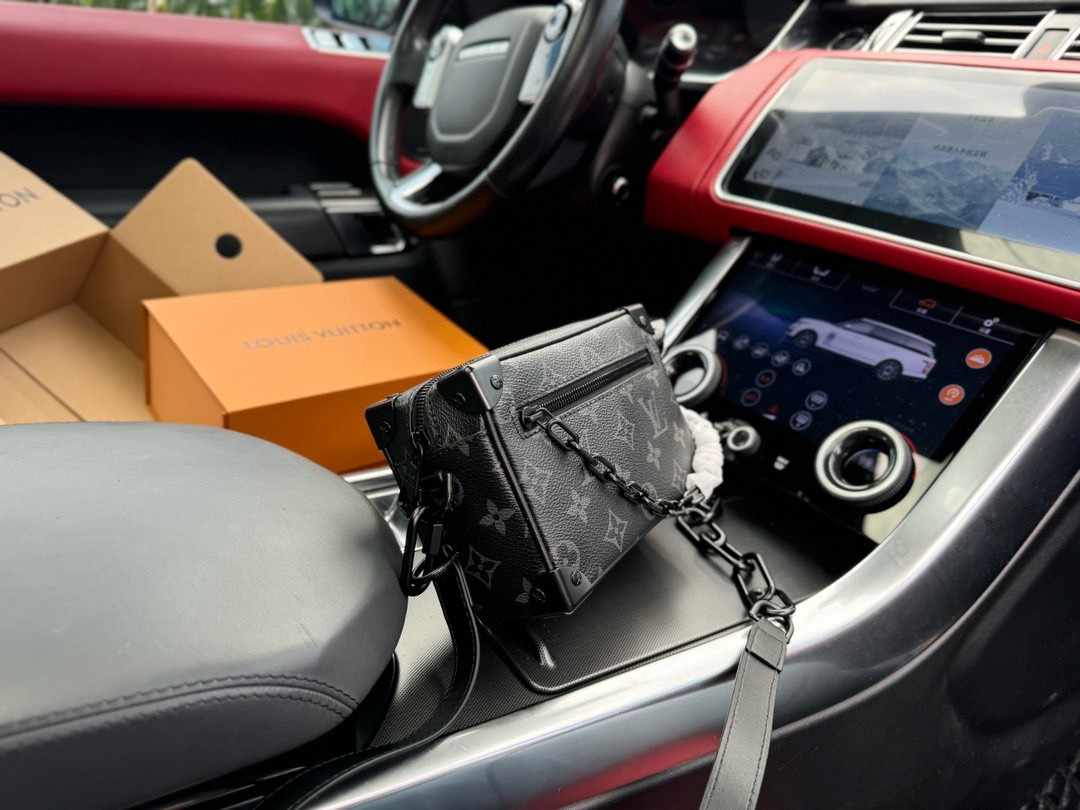 💰280 芯片版 📷高端货‼️ “ Louis Vuitton ”lv单肩包💼 路易威登盒子包 单肩斜挎箱子包 M44735 Virgil Abloh 为春夏秀场呈现 Mini Soft Trunk 手袋,讲述 Monogram Eclipse 帆布与雾黑色树脂链条的融合,以雅致而不失硬朗的气质追溯品牌制箱传承。手拿肩背皆宜。Monogram Eclipse 涂层帆布—织物内衬—牛皮饰边—拉链外袋—内贴袋!配:飞机盒➕折叠礼盒🎁➕芯片 🛃 规格18.5x13x8cm