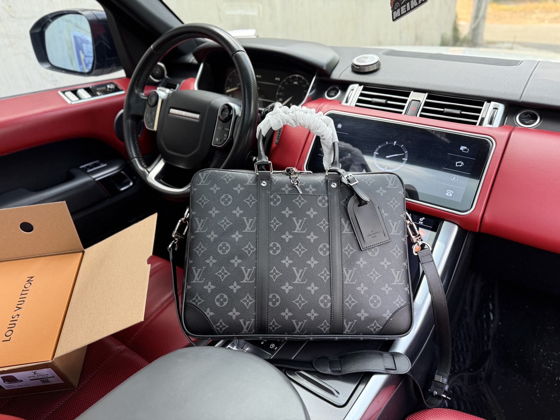 配盒📷高端货 ️ “ Louis Vuitton ”lv公文包💼路易威登公文手提包LOUISVUITTONPORTEDOCUMENTS VOYAGE 老花满印可拆卸可调节肩带 涂层帆布 单肩斜挎手提公文包 小号 男款 黑色/灰色 顶级进口原厂面料🐂高清五金logo标志、专用里内里.电脑隔层,拉链暗袋.顺滑拉链、油边超平滑、可单肩斜挎背!做工精致每个细节到位!职业男人必备款.规格:37x27x6cm 配飞机盒✈️➕折叠礼盒🎁