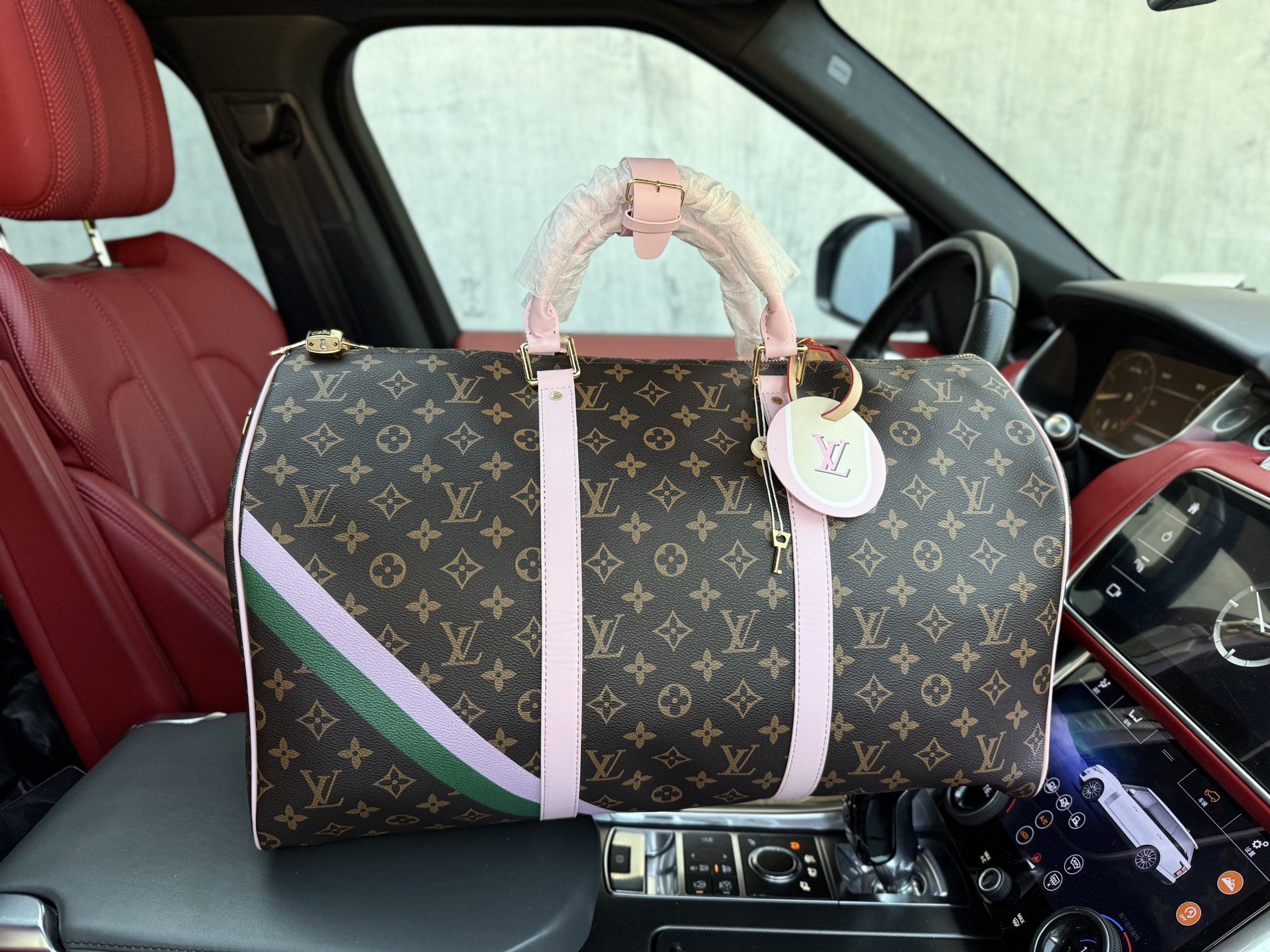 📷高端货 ️ 新款 “Louis Vuitton”lv旅行袋💼 路易威登旅行袋 M25822 LOUIS VUITTON keepall 50L 品牌印花 拼接设计 旅行包 男女款 棕色拼粉色 宽敞的容量和可调节肩带适用于工作、休闲或出行 高清五金logo标志、内里隔层!专用内里.顺滑拉链、做工精致每个细节到位!男人必备款.尺寸:50x29x23cm