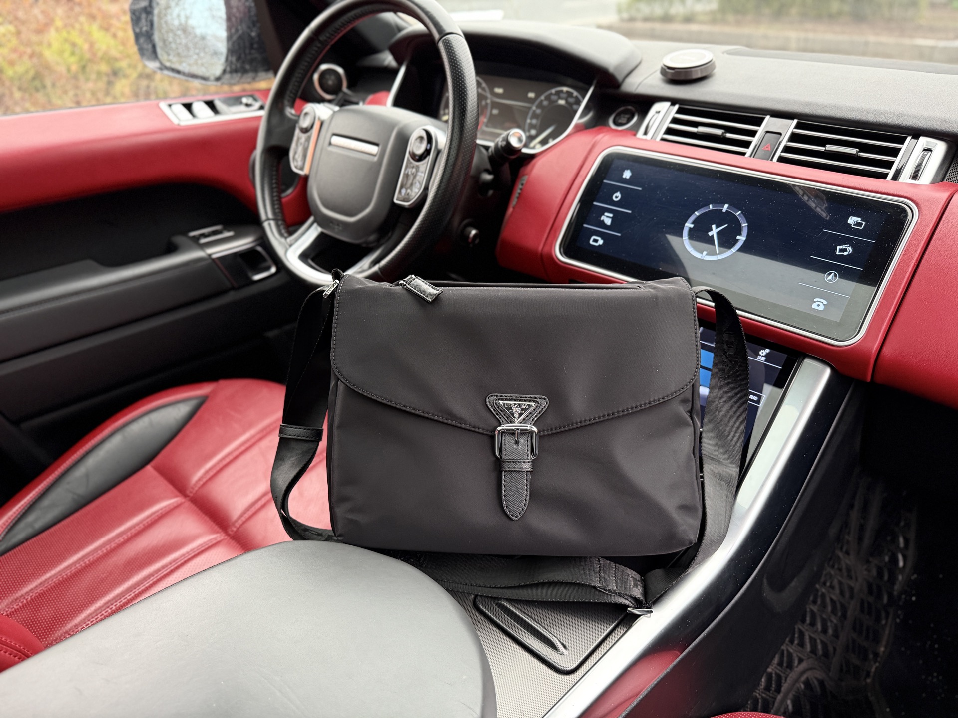 💰260 📷高端货‼️ 最新款 “ PRADA ”普拉达单肩包💼普拉达邮差包单肩斜挎包 字母Logo徽标可调节肩带Saffiano皮革邮差包单肩斜挎包 男款 黑色 尼龙和Saffiano 皮革斜挎包尼龙材质金属配件和钛金属拉链Prada徽标织物衬里两枚旁开扣 正面三角形珐琅徽标这款摩登时尚的单肩包配有可拆卸的小袋挂饰和空间宽大的内部隔层,彰显功能性。顺滑拉链 专用内里 高清五金标识。规格:31x24x11cm