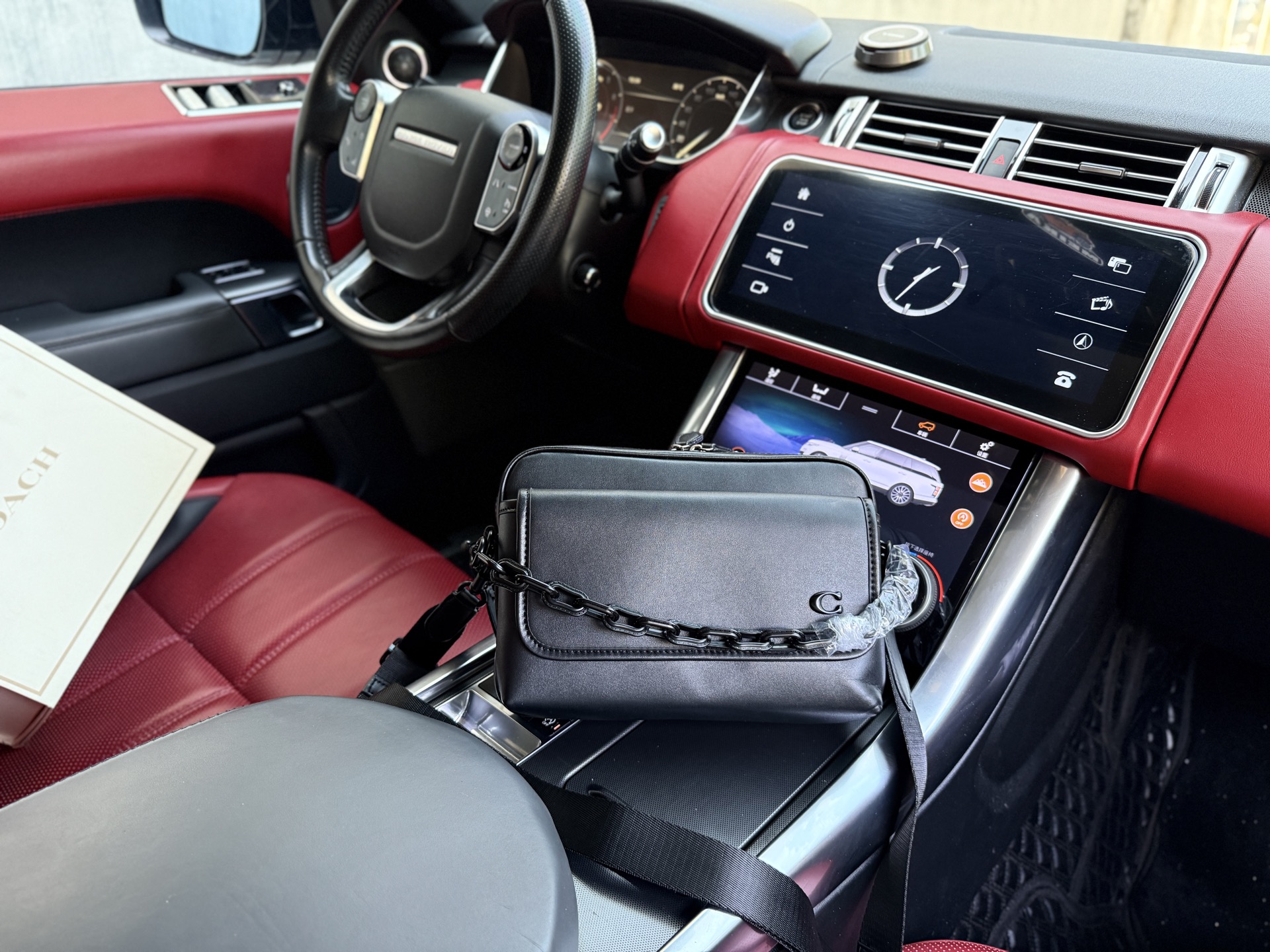 💰280 📷高端货‼️ 新款 “ COACH ”蔻驰单肩包💼 coach蔻驰单肩包邮差包 COACH蔻驰 Charter 24 拉链开合外部磁性按扣口袋 皮革 单肩斜挎包 中号 男女款 黑色 高清五金logo标志、专用里内里。顺滑拉链、边超平滑、做工精致每个细节到位!男人必备款。规格:23x16x7cm。配折叠礼盒🎁