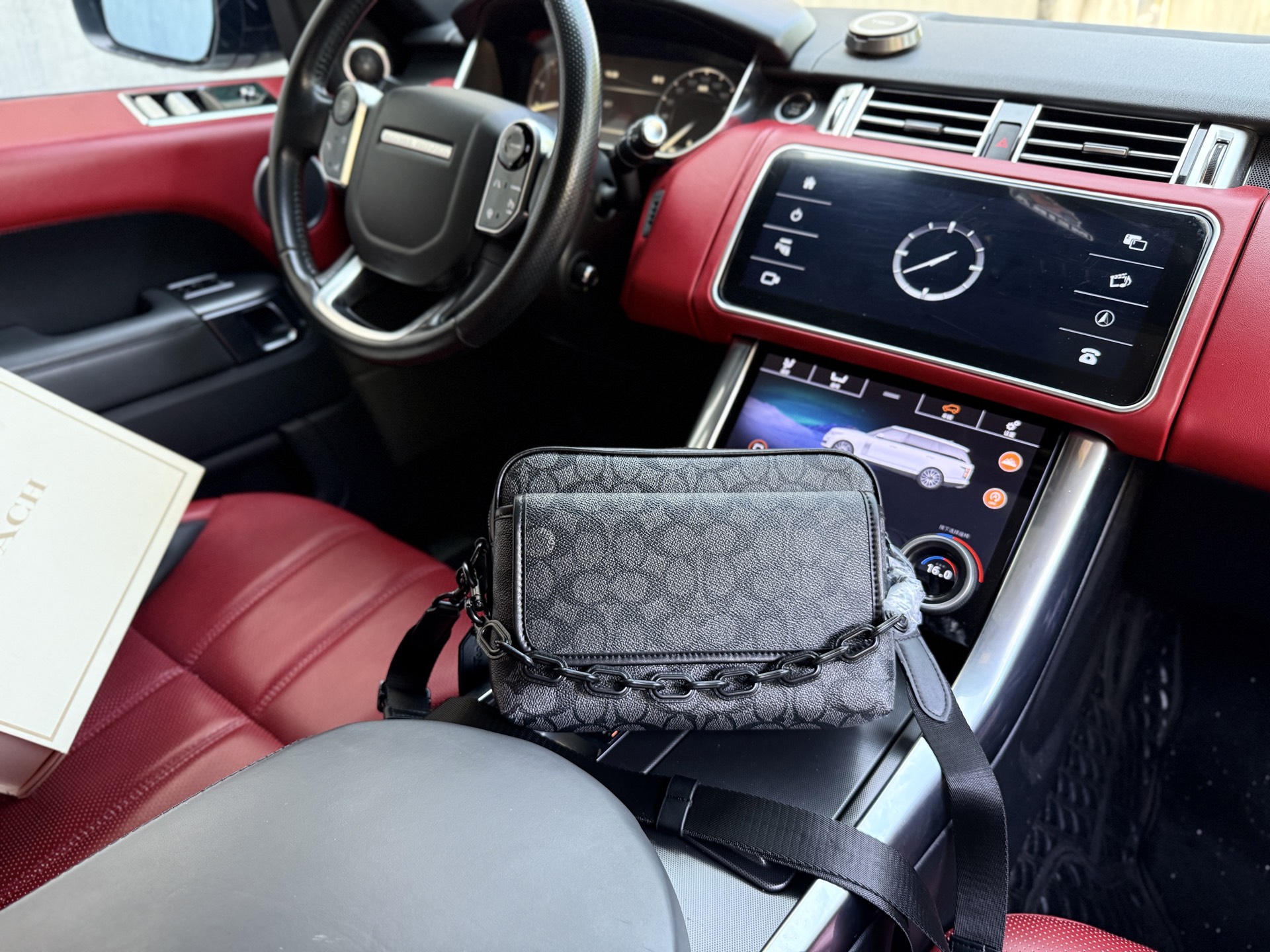 💰280  📷高端货‼️ 新款 “ COACH ”蔻驰单肩包💼 coach蔻驰单肩包邮差包 COACH蔻驰 Charter 24 外部磁性按扣口袋 标志性涂层帆布拼小牛皮 单肩斜挎包 中号 男款 木炭 高清五金logo标志、专用里内里。顺滑拉链、边超平滑、做工精致每个细节到位！男人必备款。规格：23x16x7cm。配折叠礼盒🎁