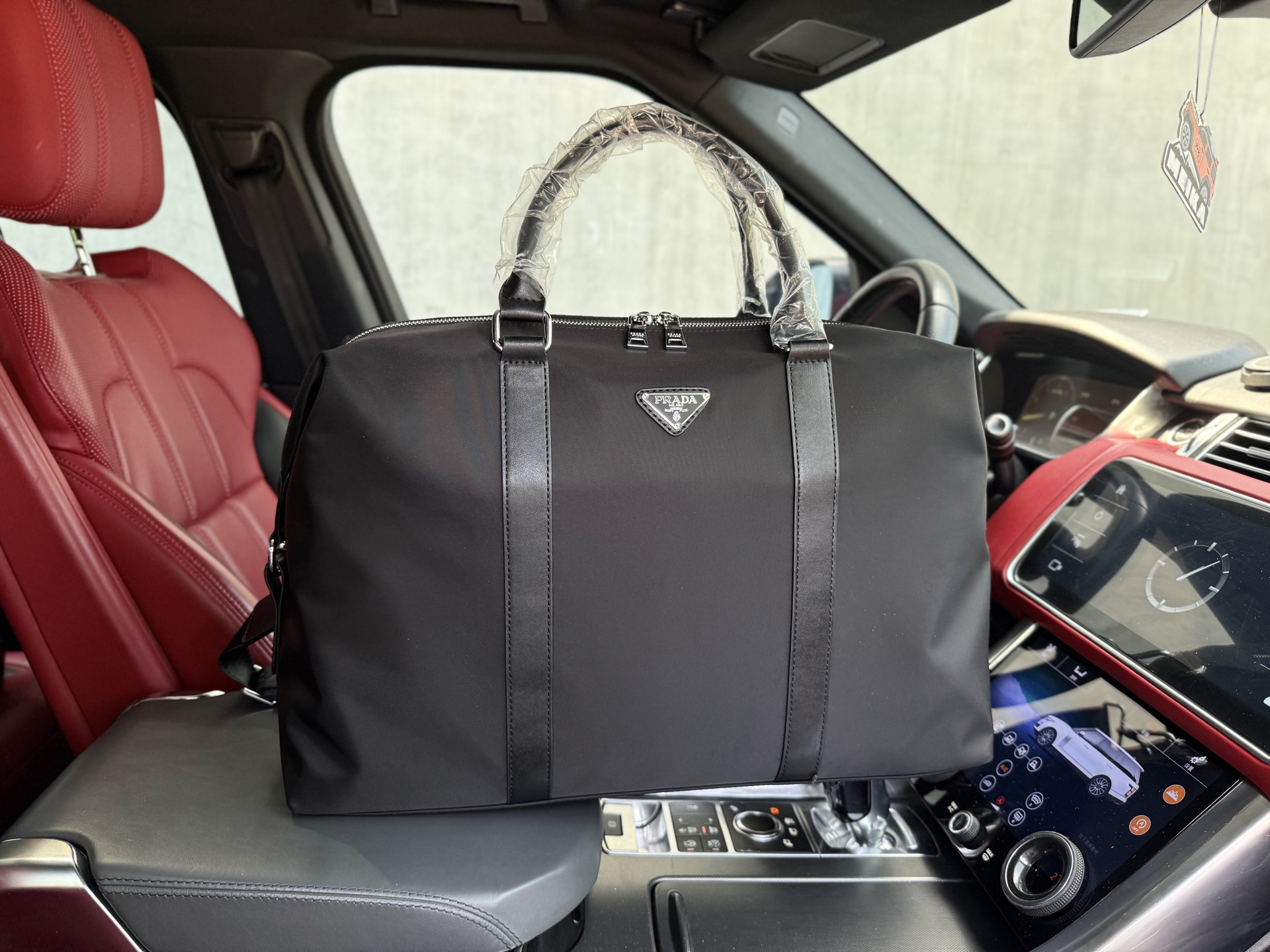 💰280 📷高端货‼️ 最新款 “ PRADA ”普拉达公文包💼普拉达手提斜挎包 字母Logo徽标可调节肩带Saffiano皮革邮差包单肩斜挎包 男款 黑色 尼龙和Saffiano 皮革斜挎包尼龙材质金属配件和钛金属拉链Prada徽标织物衬里两枚旁开扣 正面三角形珐琅徽标这款摩登时尚的单肩包配有可拆卸的小袋挂饰和空间宽大的内部隔层,彰显功能性。顺滑拉链 专用内里 高清五金标识。规格:47x31x17cm