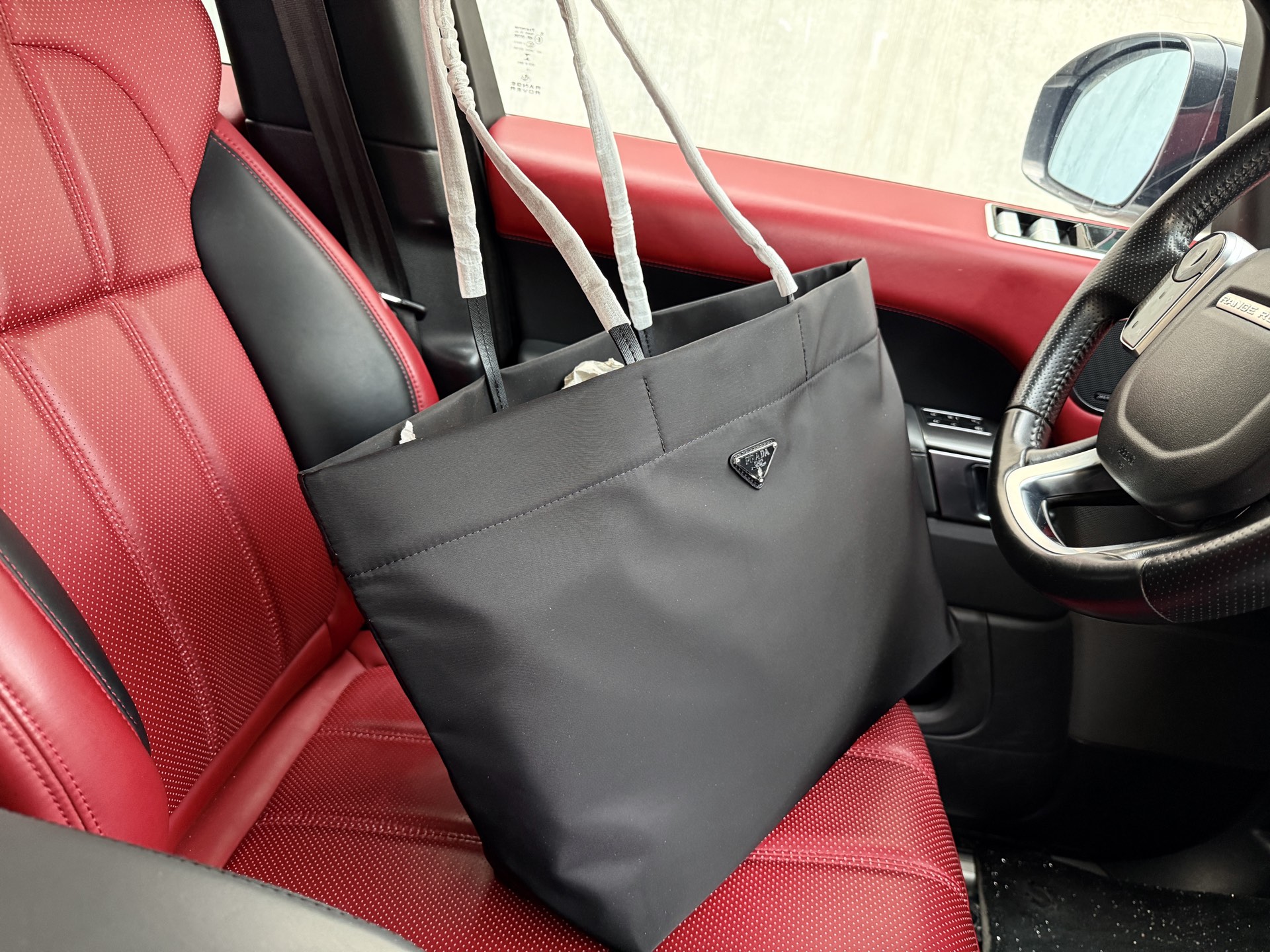 💰280 📷高端货‼️ 最新款 “ PRADA ”普拉达公文包💼普拉达托特包 字母Logo徽标可调节肩带Saffiano皮革邮差包单肩斜挎包 男款 黑色 尼龙和Saffiano 皮革斜挎包尼龙材质金属配件和钛金属拉链Prada徽标织物衬里两枚旁开扣 正面三角形珐琅徽标这款摩登时尚的单肩包配有可拆卸的小袋挂饰和空间宽大的内部隔层,彰显功能性。顺滑拉链 专用内里 高清五金标识。规格:40x32x15cm 配礼盒🎁