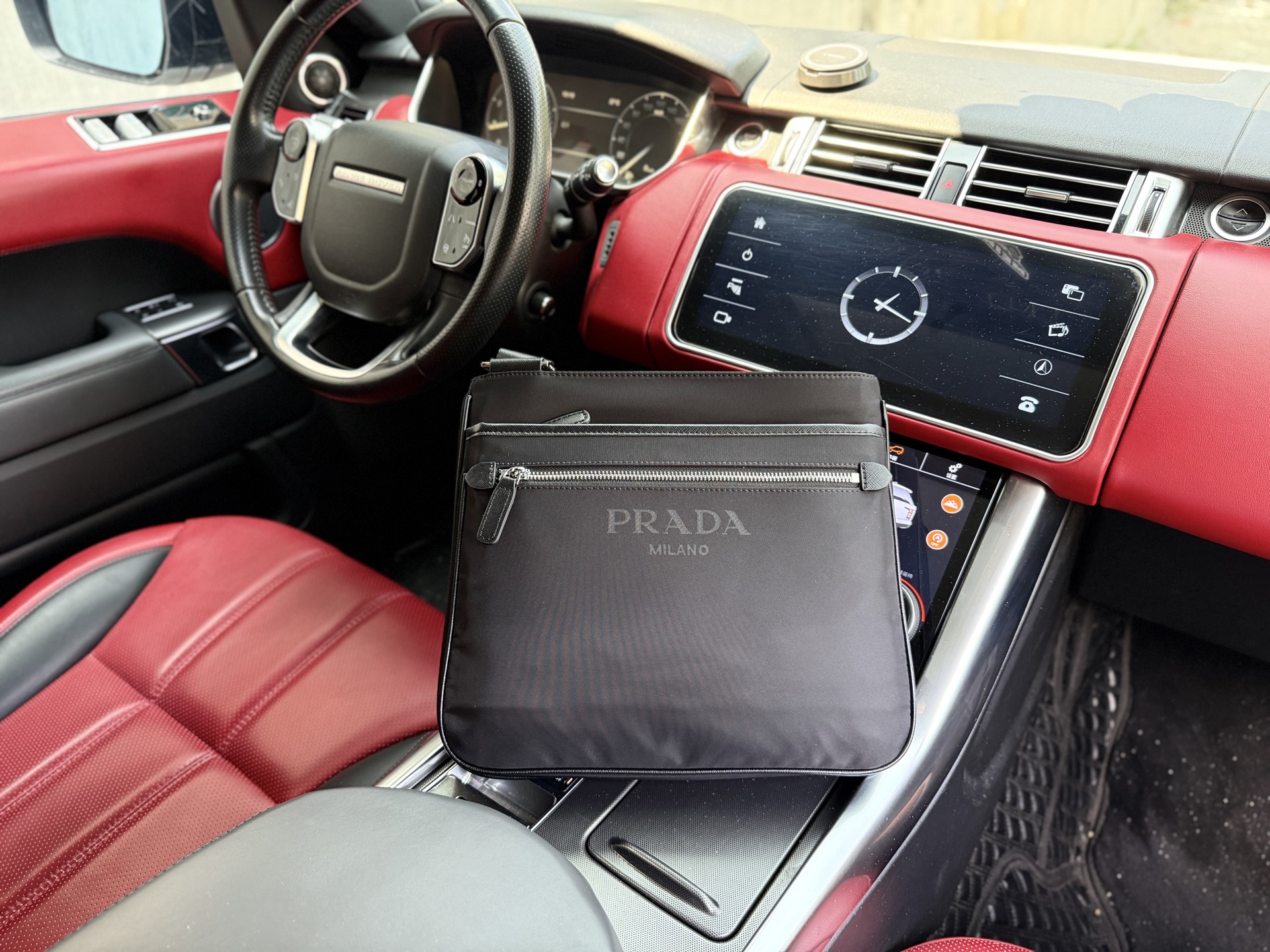 💰260 高端货‼️ 最新款 “ PRADA ”普拉达单肩包💼普拉达邮差包单肩斜挎包 字母Logo徽标可调节肩带Saffiano皮革邮差包单肩斜挎包 男款 黑色 尼龙和Saffiano 皮革斜挎包尼龙材质金属配件和钛金属拉链Prada徽标织物衬里两枚旁开扣 正面三角形珐琅徽标这款摩登时尚的单肩包配有可拆卸的小袋挂饰和空间宽大的内部隔层,彰显功能性。顺滑拉链 专用内里 高清五金标识。规格:29.5x26x5cm