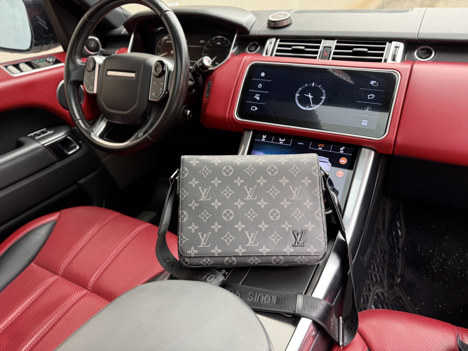 📷高端货 ️ “Louis Vuutton”lv单肩包💼 路易威登邮差包 M46255 LOUIS VUITTON District 系列 字母标识老花通勤可调节肩带 涂层帆布拼牛皮革饰边 邮差包单肩斜挎包 小号 男款 灰色拼黑色 高清五金logo标志、内里隔层!专用内里.顺滑拉链、做工精致每个细节到位!男人必备款.规格:26x20x7cm 配:折叠礼盒🎁 🛃