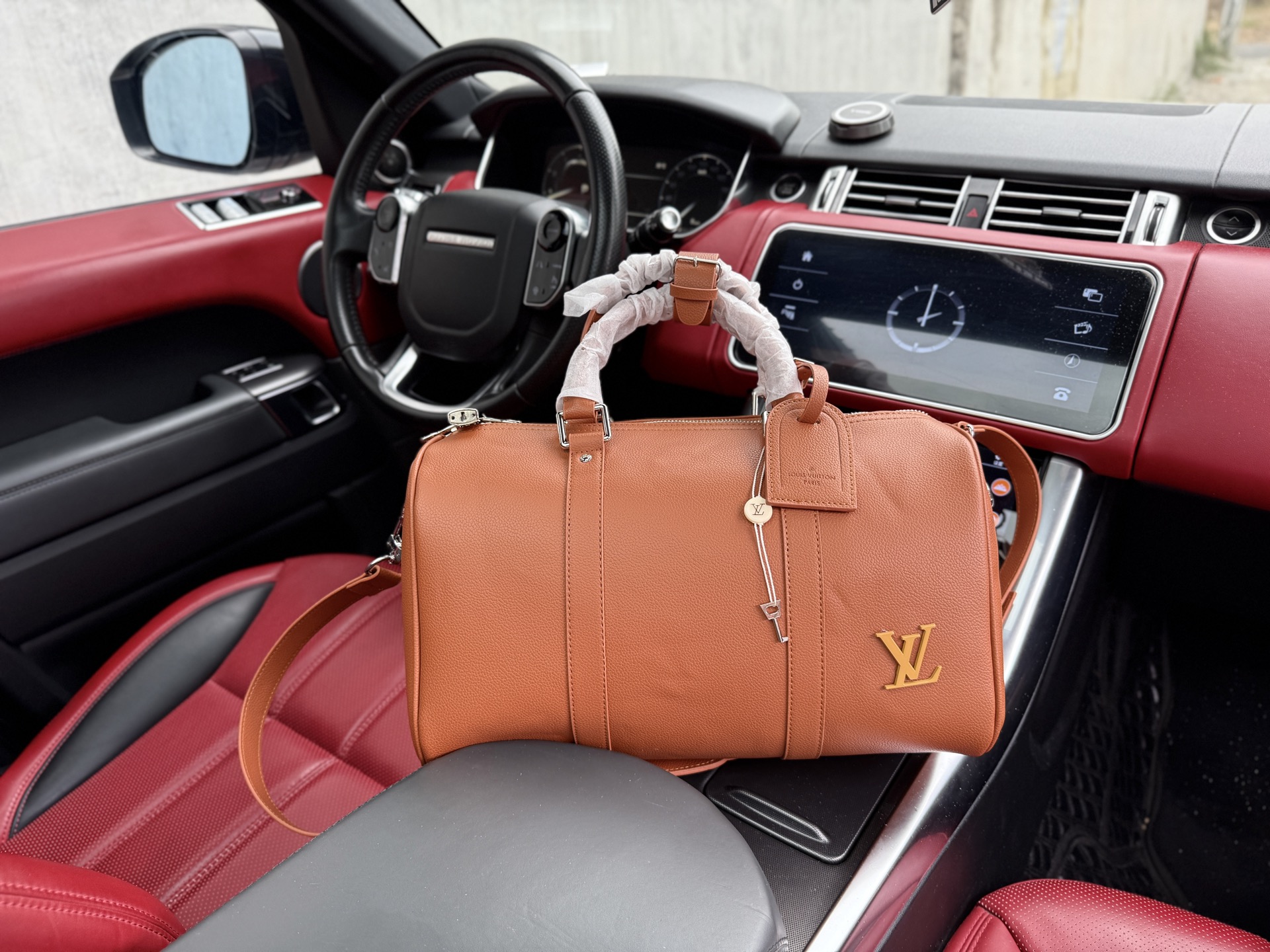 💰320 📷高端货‼️ 新款 “ LOUIS VUITTON ”lv旅行袋💼 路易威登旅行包 手提斜挎 LOUISVUITTONAerogramkeepall 35 品牌徽标 小牛皮 单肩斜挎手提包 男款 棕褐色 容量宽敞,配以可拆卸式皮肩带。超高清五金logo标志 顺滑拉链 油边超顺滑 做工精细到每个细节 男人必备款!尺寸:35x21x16cm