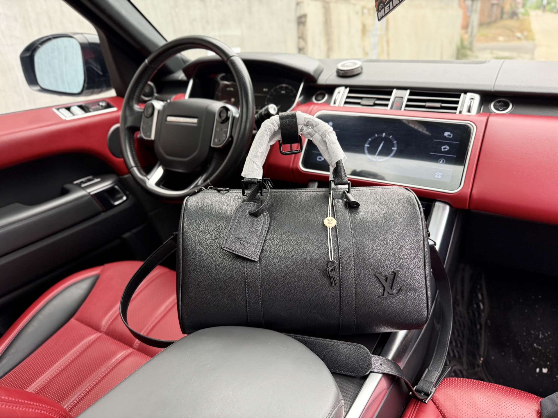 💰320 📷高端货‼️ 新款 “ LOUIS VUITTON ”lv旅行袋💼 路易威登旅行包 手提斜挎 LOUIS VUITTON keepall 35 金属LV标识可脱卸名牌 Aerogram牛皮 旅行袋斜挎单肩手提包 男款 黑色 容量宽敞,配以可拆卸式皮肩带。超高清五金logo标志 顺滑拉链 油边超顺滑 做工精细到每个细节 男人必备款!尺寸:35x21x16cm