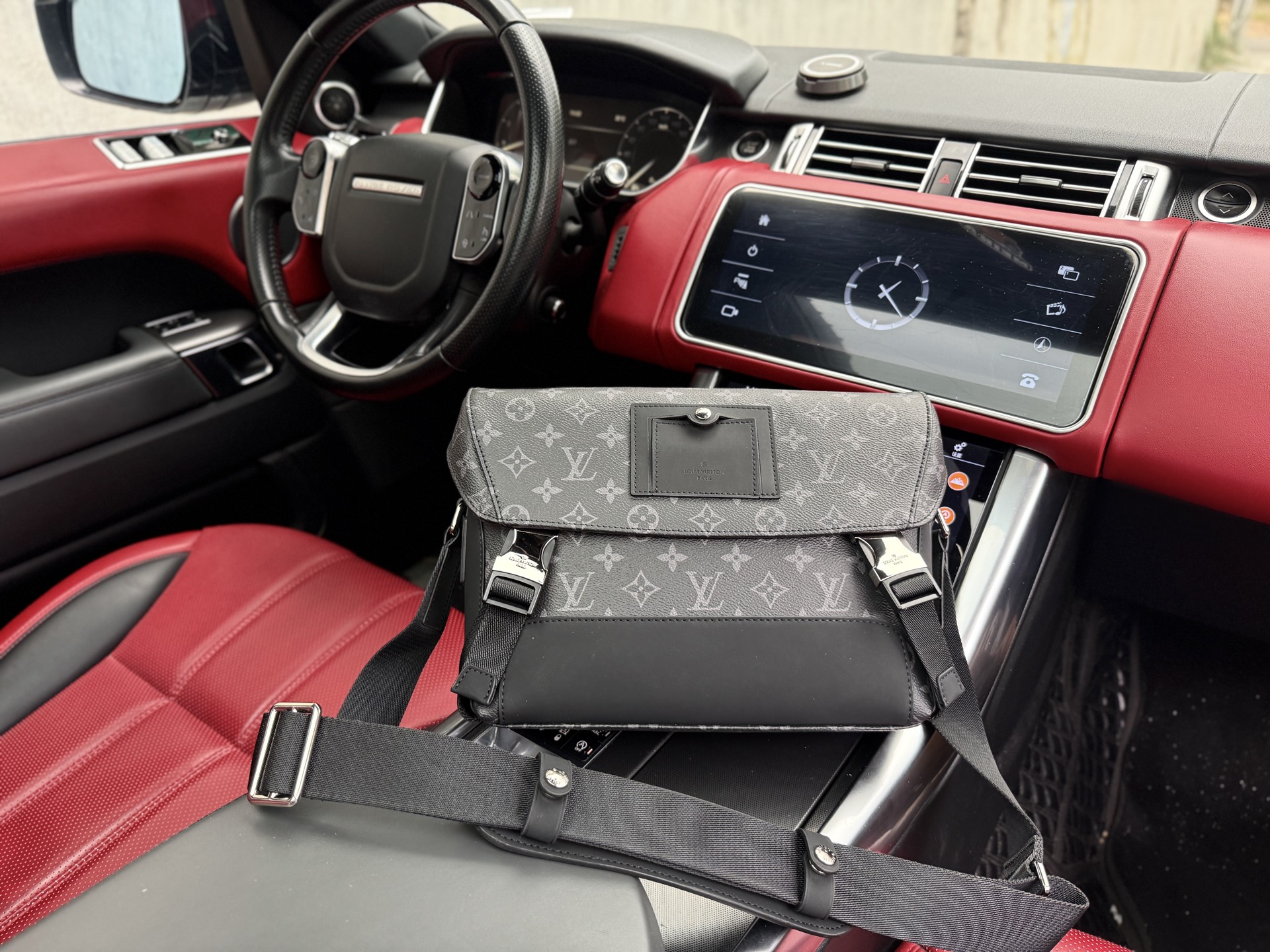 💰300 📷高端货‼️ 新款 “Louis Vuitton”lv单肩包💼 路易威登邮差包 M40511 LOUIS VUITTON Voyager系列 经典老花满印 涂层帆布 邮差包单肩斜挎包 小号 男款 黑色。双搭扣设计、便利的可调节肩带、众多的内部隔层,满足都市生活的使用需求。🐂 拉链暗袋,超高清五金logo标志、专用里内里。超顺滑拉链、油边超平滑、做工精致每个细节到位!尺寸:33x22.5x11cm配折叠礼盒🎁