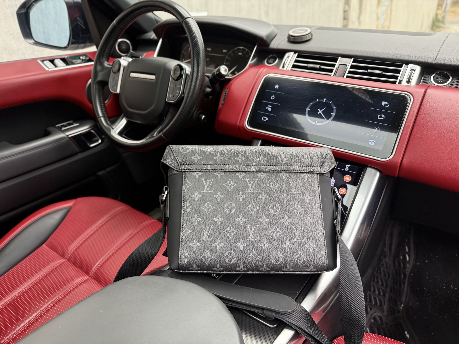 💰300 📷高端货‼️ 新款 “Louis Vuitton”lv单肩包💼 路易威登邮差包 M40511 LOUIS VUITTON Voyager系列 经典老花满印 涂层帆布 邮差包单肩斜挎包 小号 男款 黑色。双搭扣设计、便利的可调节肩带、众多的内部隔层,满足都市生活的使用需求。🐂 拉链暗袋,超高清五金logo标志、专用里内里。超顺滑拉链、油边超平滑、做工精致每个细节到位!尺寸:33x22.5x11cm配折叠礼盒🎁