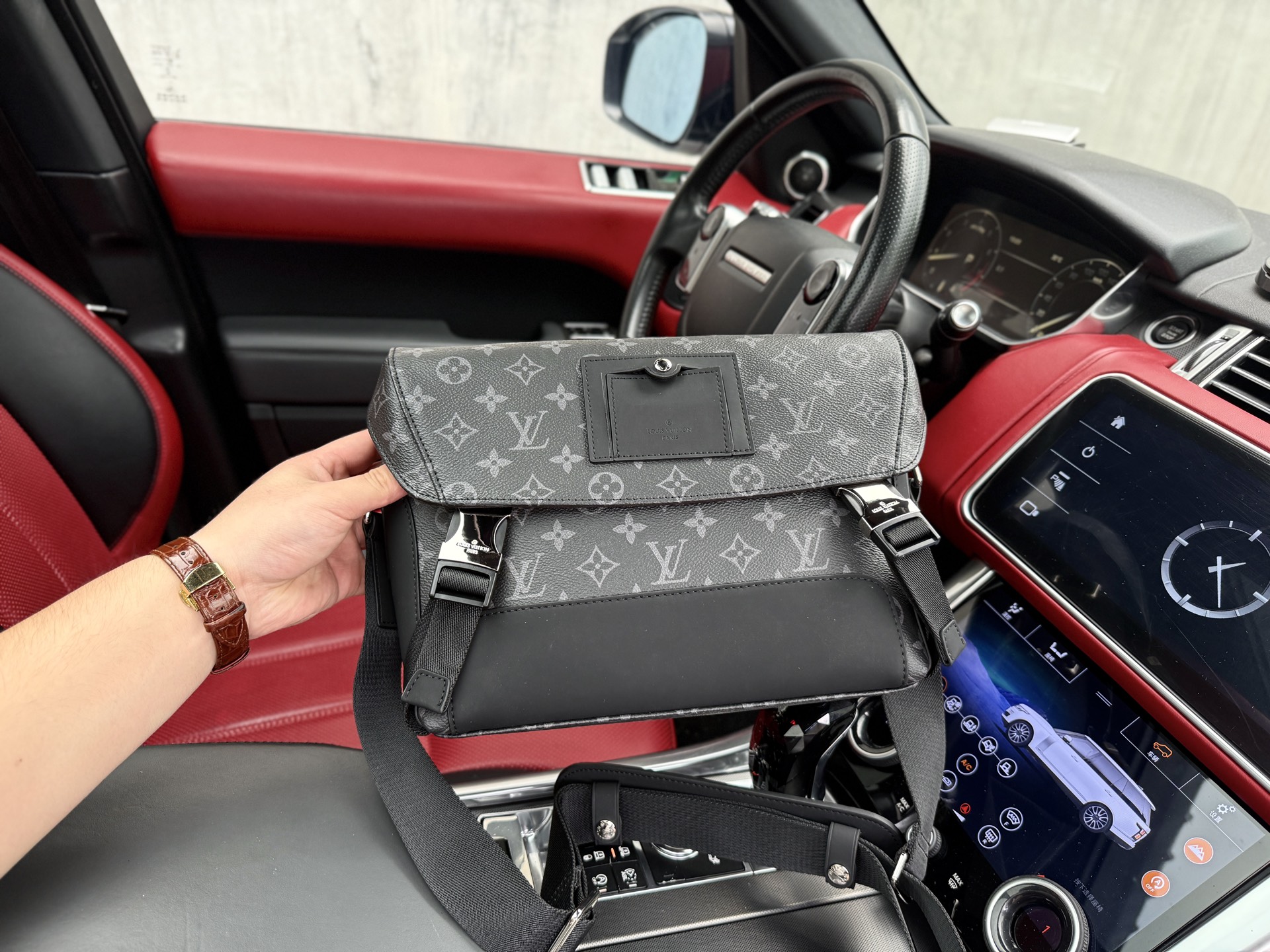 💰300 📷高端货‼️ 新款 “Louis Vuitton”lv单肩包💼 路易威登邮差包 M40511 LOUIS VUITTON Voyager系列 经典老花满印 涂层帆布 邮差包单肩斜挎包 小号 男款 黑色。双搭扣设计、便利的可调节肩带、众多的内部隔层,满足都市生活的使用需求。🐂 拉链暗袋,超高清五金logo标志、专用里内里。超顺滑拉链、油边超平滑、做工精致每个细节到位!尺寸:33x22.5x11cm配折叠礼盒🎁