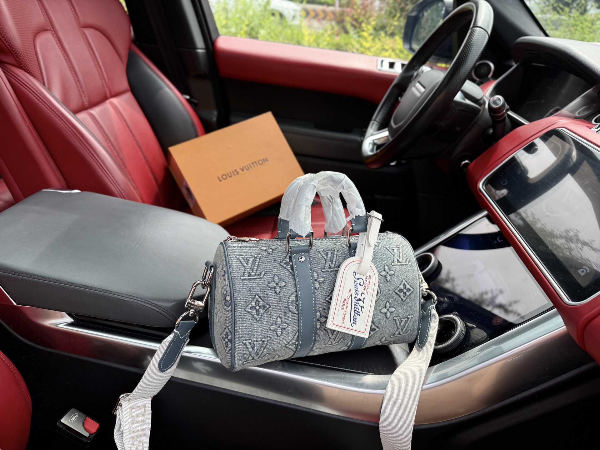 💰280 📷高端货‼️ 新款 “Louis Vuitton”lv单肩包💼 路易威登单肩包手提包邮差包 M22762 LOUIS VUITTON keepall 25金属件牛仔老花可调节肩带 牛仔布 手提单肩斜挎包 男款 牛仔蓝色 超高清五金logo标志、顺滑拉链、油边超平滑、做工精致每个细节到位!男人必备款 尽显运动风范 商务工作中的理想伴侣。尺寸:25x15x11cm 配:折叠礼盒🎁