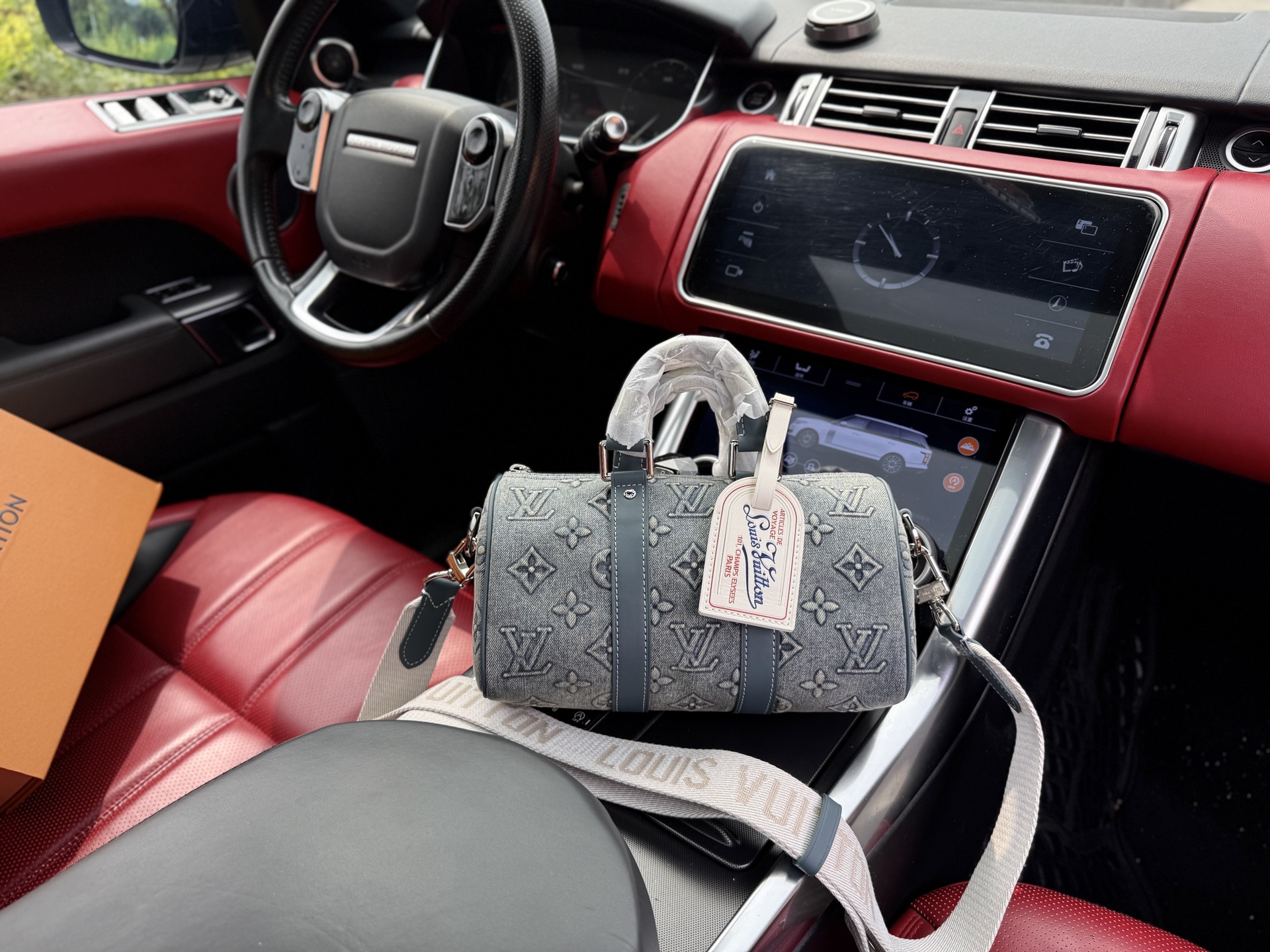 💰280 📷高端货‼️ 新款 “Louis Vuitton”lv单肩包💼 路易威登单肩包手提包邮差包 M22762 LOUIS VUITTON keepall 25金属件牛仔老花可调节肩带 牛仔布 手提单肩斜挎包 男款 牛仔蓝色 超高清五金logo标志、顺滑拉链、油边超平滑、做工精致每个细节到位!男人必备款 尽显运动风范 商务工作中的理想伴侣。尺寸:25x15x11cm 配:折叠礼盒🎁