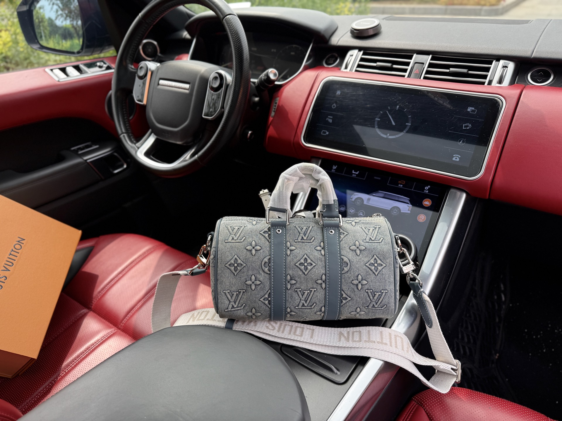 💰280 📷高端货‼️ 新款 “Louis Vuitton”lv单肩包💼 路易威登单肩包手提包邮差包 M22762 LOUIS VUITTON keepall 25金属件牛仔老花可调节肩带 牛仔布 手提单肩斜挎包 男款 牛仔蓝色 超高清五金logo标志、顺滑拉链、油边超平滑、做工精致每个细节到位!男人必备款 尽显运动风范 商务工作中的理想伴侣。尺寸:25x15x11cm 配:折叠礼盒🎁