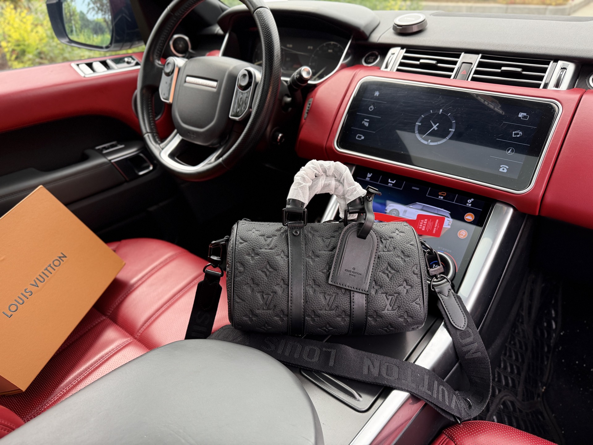 💰280 📷高端货‼️ 新款 “ Louis Vuitton ”lv单肩包 💼路易威登单肩包 M20900 LOUIS VUITTON keepall 25 品牌老花压纹可调节可拆卸肩带猴子包 牛皮 手提单肩斜挎包 男款 黑色 进口配牛皮面料🐂Retro 老花Logo 皮革徽标。高清五金logo标志、内里隔层!专用内里。顺滑拉链、做工精致每个细节到位!男人必备款。规格:25x15x11cm 配:折叠礼盒🎁