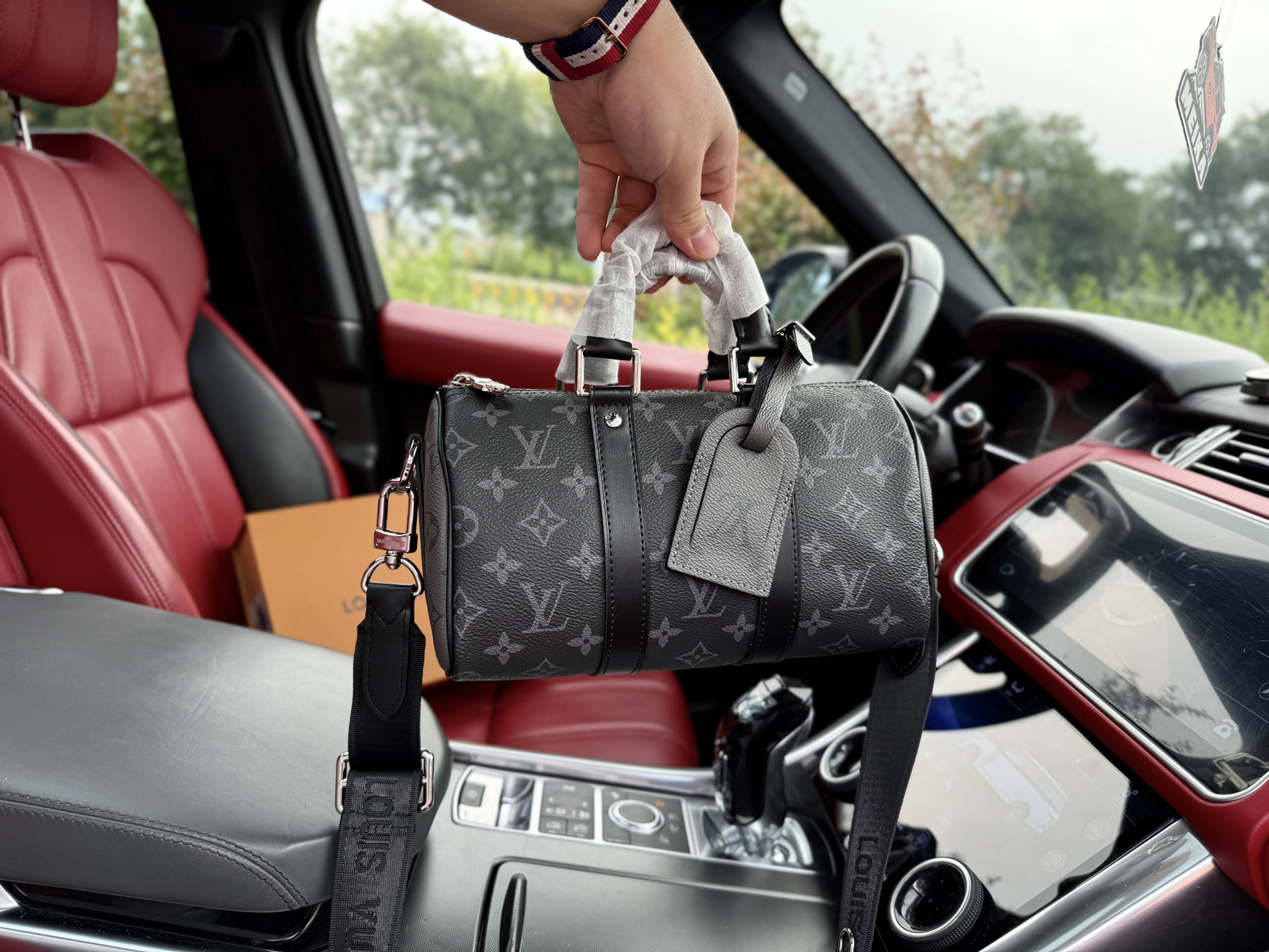 💰260 📷高端货‼️ 新款 “Louis Vuitton”lv单肩包💼 路易威登邮差包 M46271 LOUIS VUITTON keepall 25 金属件黑武士老花可调节肩带 涂层帆布牛皮革饰边 猴子包手提单肩斜挎包 常规 男款 黑色/灰色 超高清五金logo标志、顺滑拉链、油边超平滑、做工精致每个细节到位!男人必备款 尽显运动风范 商务工作中的理想伴侣。尺寸:25x15x11cm 配:折叠礼盒🎁