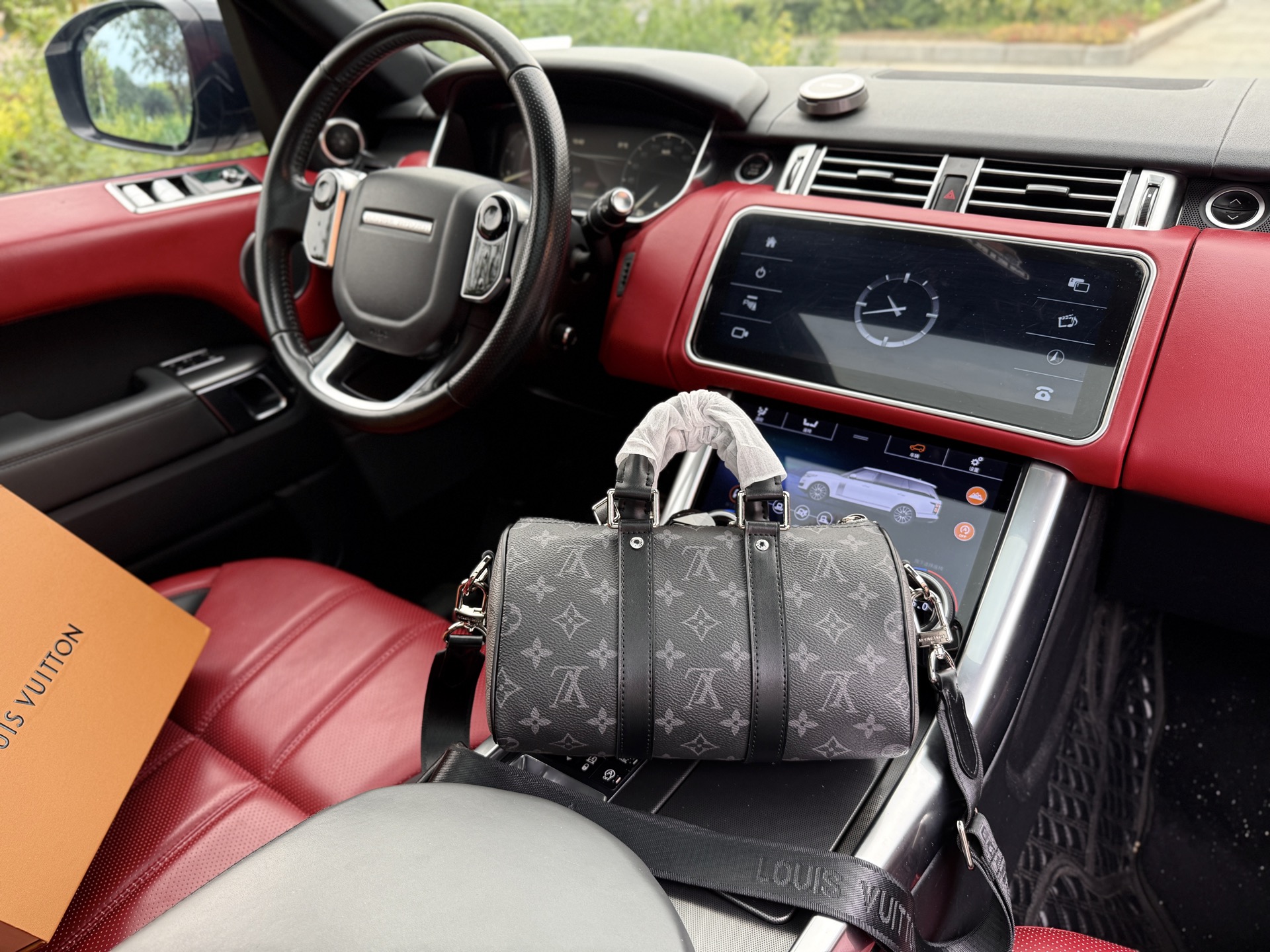 💰260 📷高端货‼️ 新款 “Louis Vuitton”lv单肩包💼 路易威登邮差包 M46271 LOUIS VUITTON keepall 25 金属件黑武士老花可调节肩带 涂层帆布牛皮革饰边 猴子包手提单肩斜挎包 常规 男款 黑色/灰色 超高清五金logo标志、顺滑拉链、油边超平滑、做工精致每个细节到位!男人必备款 尽显运动风范 商务工作中的理想伴侣。尺寸:25x15x11cm 配:折叠礼盒🎁