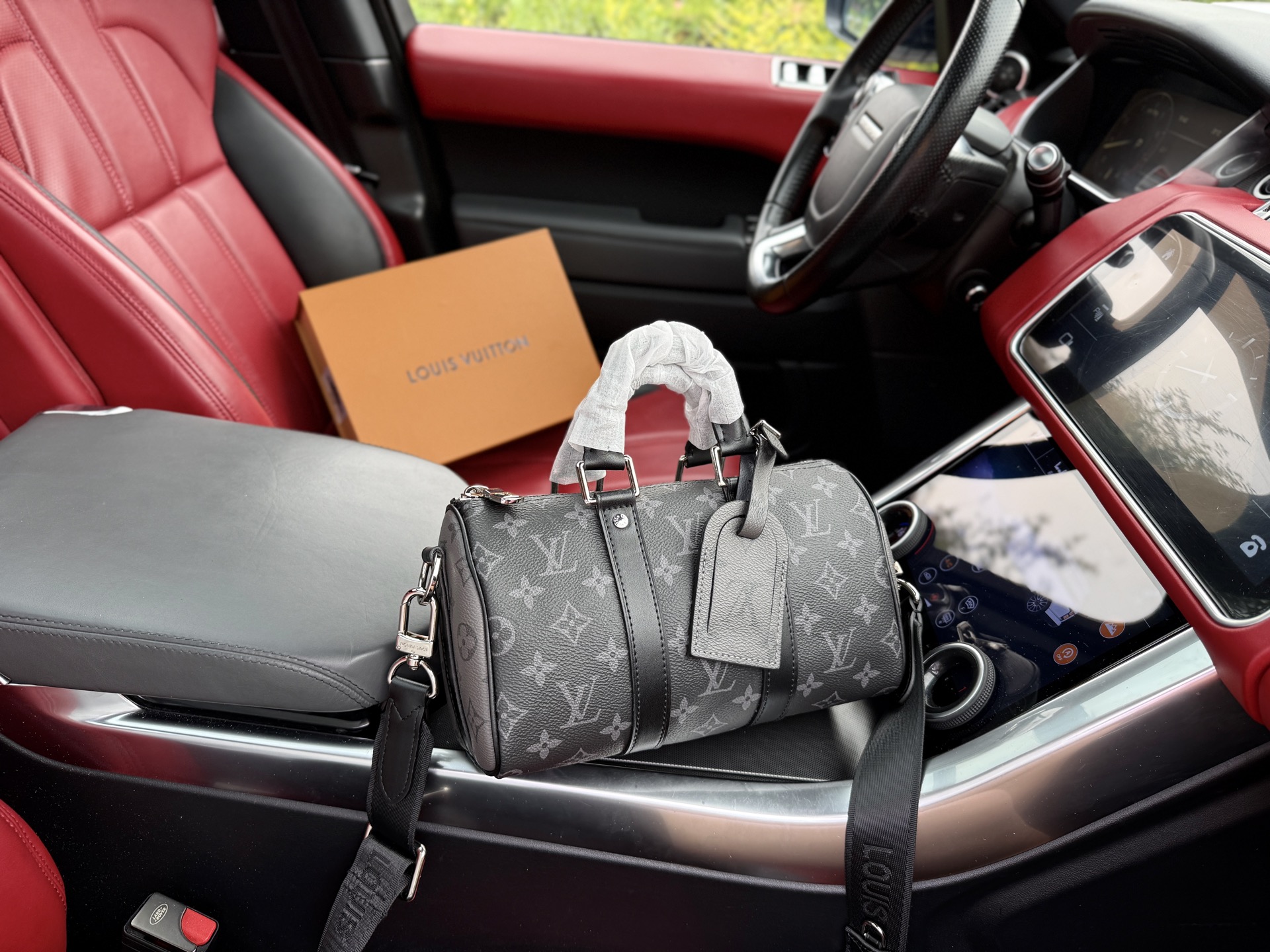 💰260 📷高端货‼️ 新款 “Louis Vuitton”lv单肩包💼 路易威登邮差包 M46271 LOUIS VUITTON keepall 25 金属件黑武士老花可调节肩带 涂层帆布牛皮革饰边 猴子包手提单肩斜挎包 常规 男款 黑色/灰色 超高清五金logo标志、顺滑拉链、油边超平滑、做工精致每个细节到位!男人必备款 尽显运动风范 商务工作中的理想伴侣。尺寸:25x15x11cm 配:折叠礼盒🎁