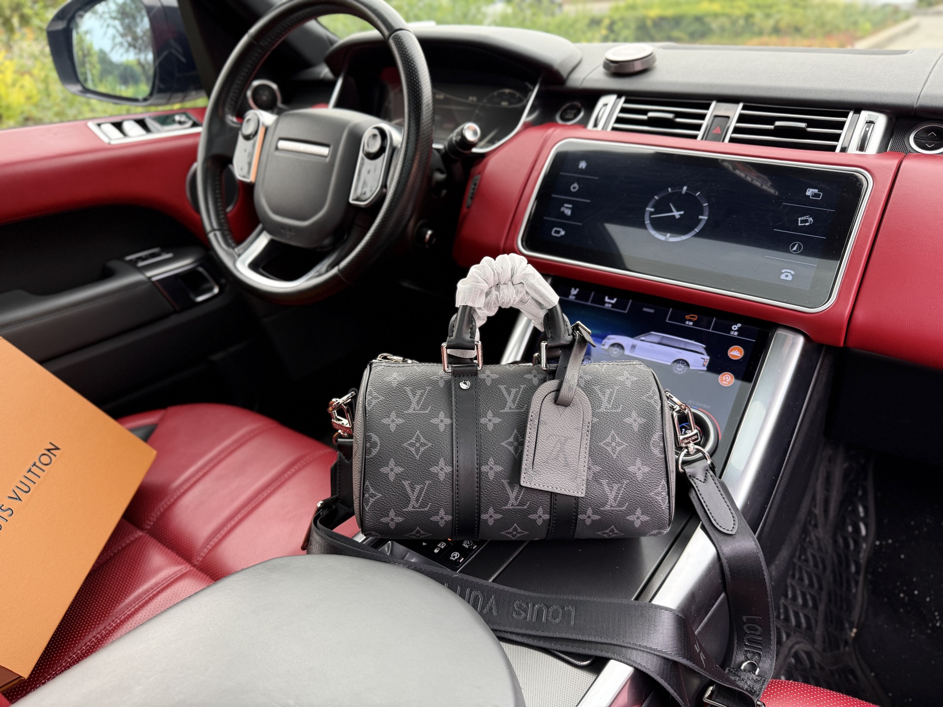 💰260 📷高端货‼️ 新款 “Louis Vuitton”lv单肩包💼 路易威登邮差包 M46271 LOUIS VUITTON keepall 25 金属件黑武士老花可调节肩带 涂层帆布牛皮革饰边 猴子包手提单肩斜挎包 常规 男款 黑色/灰色 超高清五金logo标志、顺滑拉链、油边超平滑、做工精致每个细节到位!男人必备款 尽显运动风范 商务工作中的理想伴侣。尺寸:25x15x11cm 配:折叠礼盒🎁