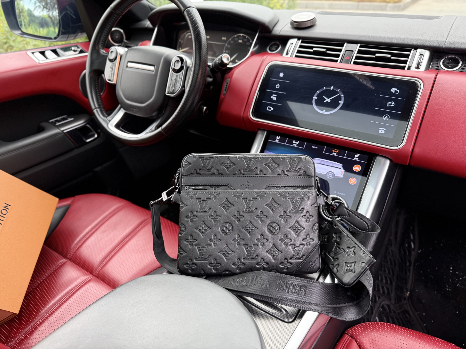 💰300 📷高端货‼️ 新款 “Louis Vuitton”lv单肩包💼 路易威登邮差包 M46602 LOUIS VUITTON Trio 可拆卸可调节肩带男士三合一 牛皮革 单肩斜挎包 男款 黑色 超高清五金logo标志、顺滑拉链、油边超平滑、做工精致每个细节到位!男人必备款 尽显运动风范 商务工作中的理想伴侣。尺寸:25x18.5x7cm 配:折叠礼盒🎁