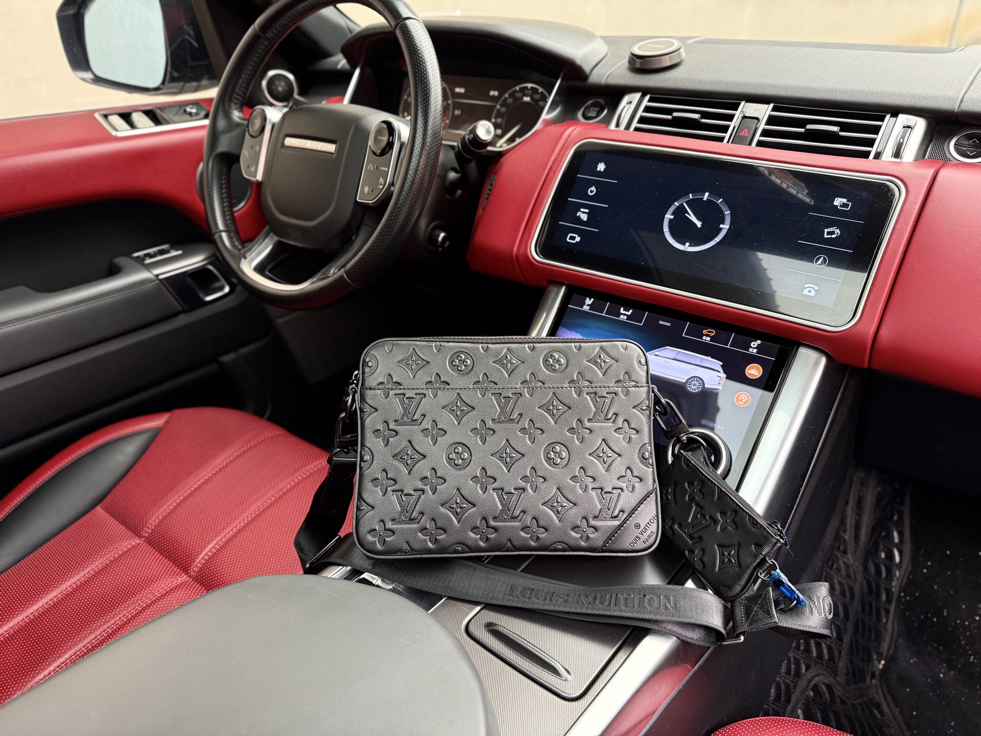 💰300 📷高端货‼️ 新款 “Louis Vuitton”lv单肩包💼 路易威登邮差包 M69827 LOUIS VUITTON 经典老花可调节肩带 压纹皮革拼牛皮饰边 两件套 邮差包单肩斜挎包 男款 黑色 超高清五金logo标志、顺滑拉链、油边超平滑、做工精致每个细节到位!男人必备款 尽显运动风范 商务工作中的理想伴侣。尺寸:26x18.5x5cm 配:折叠礼盒🎁