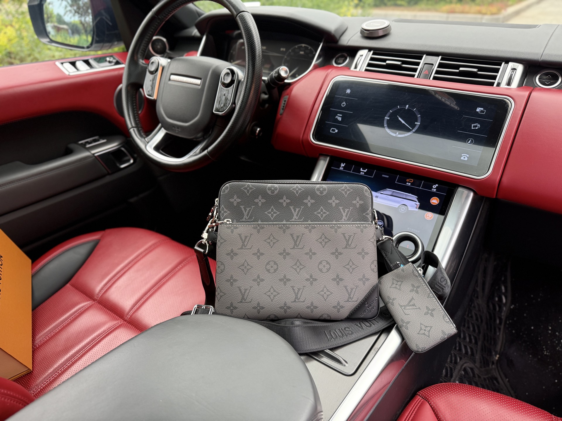 💰300 📷高端货‼️ 新款 “Louis Vuitton”lv单肩包💼 路易威登邮差包三合一斜挎包 M69443 LOUIS VUITTON Trio 经典老花满印三合一 涂层帆布拼牛皮 邮差包手拿包单肩包斜挎包 常规 男款 灰色 超高清五金logo标志、顺滑拉链、油边超平滑、做工精致每个细节到位!男人必备款 尽显运动风范 商务工作中的理想伴侣。尺寸:25x18.5x7cm 配:折叠礼盒🎁➕芯片