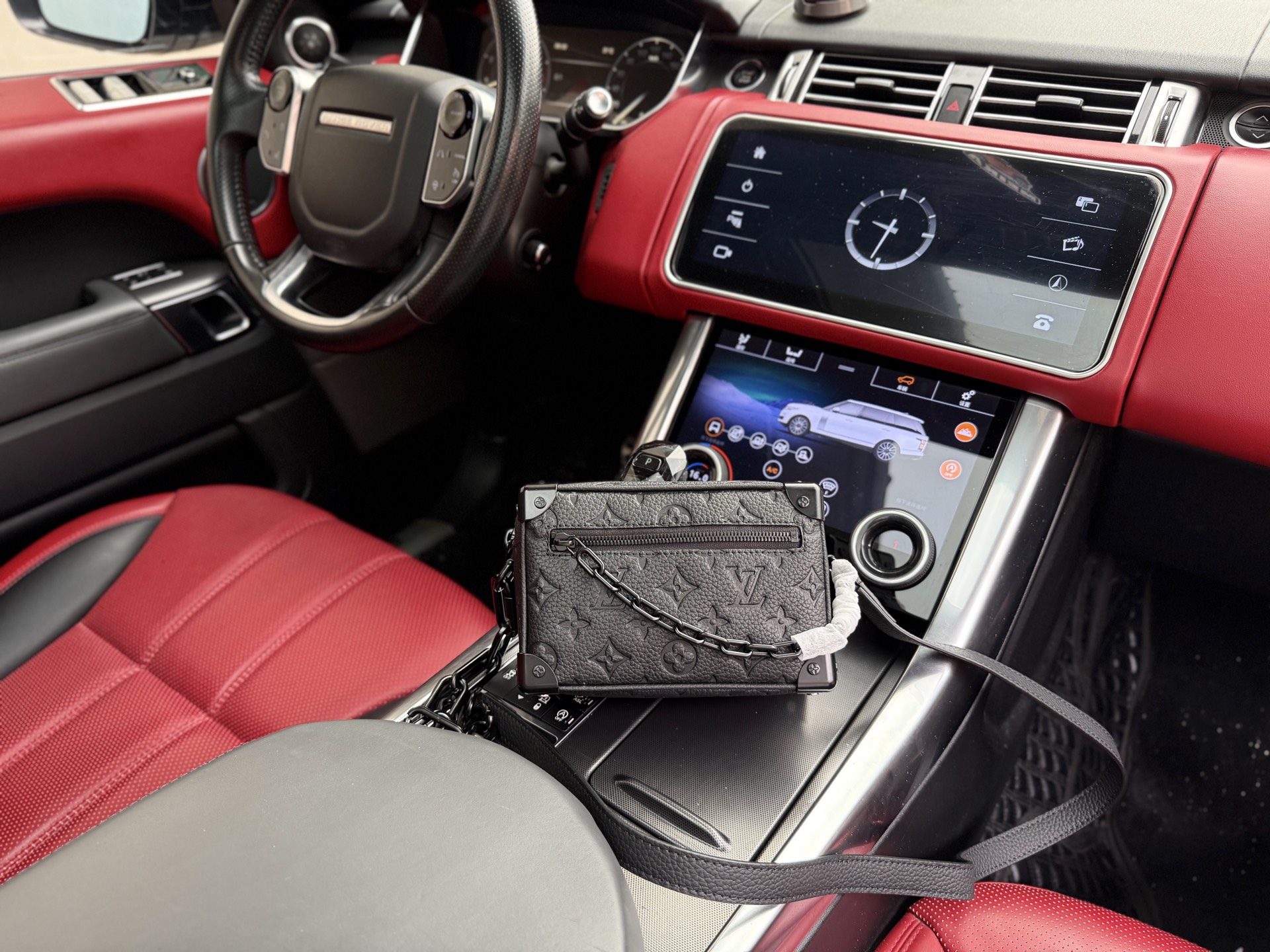 💰280 📷高端货‼️ “ Louis Vuitton ”lv单肩包💼路易威登盒子包 单肩斜挎箱子包 M55702 Virgil Abloh 为春夏秀场呈现 Mini Soft Trunk 手袋,讲述 Monogram Eclipse 帆布与雾黑色树脂链条的融合,以雅致而不失硬朗的气质追溯品牌制箱传承。手拿肩背皆宜。Monogram Eclipse 涂层帆布—织物内衬—牛皮饰边—拉链外袋—内贴袋!配 折叠礼盒🎁🛃规格18.5/13/8。