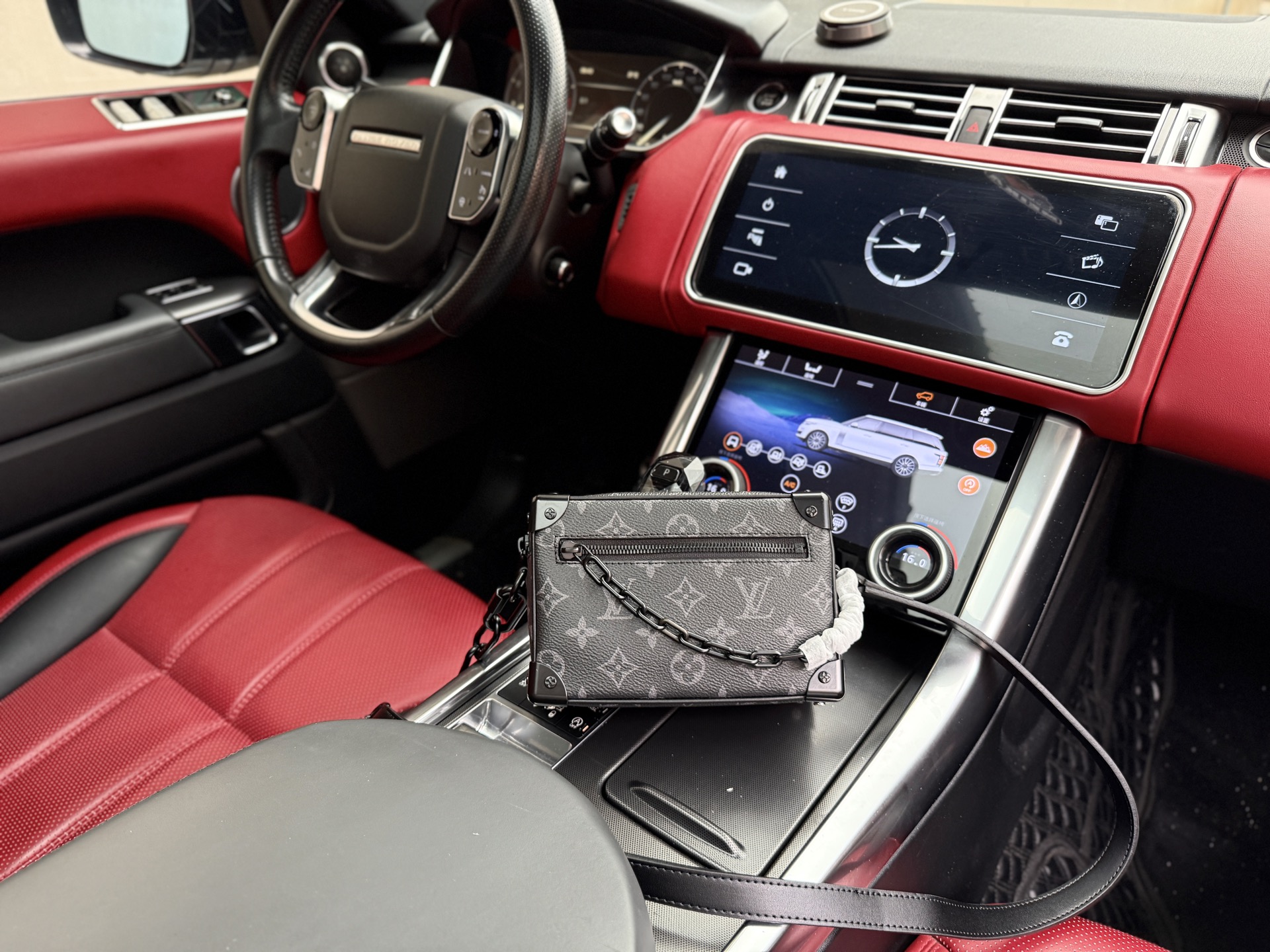 💰280 📷高端货‼️ “ Louis Vuitton ”lv单肩包💼 路易威登盒子包 单肩斜挎箱子包 M44735 Virgil Abloh 为春夏秀场呈现 Mini Soft Trunk 手袋,讲述 Monogram Eclipse 帆布与雾黑色树脂链条的融合,以雅致而不失硬朗的气质追溯品牌制箱传承。手拿肩背皆宜。Monogram Eclipse 涂层帆布—织物内衬—牛皮饰边—拉链外袋—内贴袋!配:折叠礼盒🎁🛃 规格18.5x13x8cm