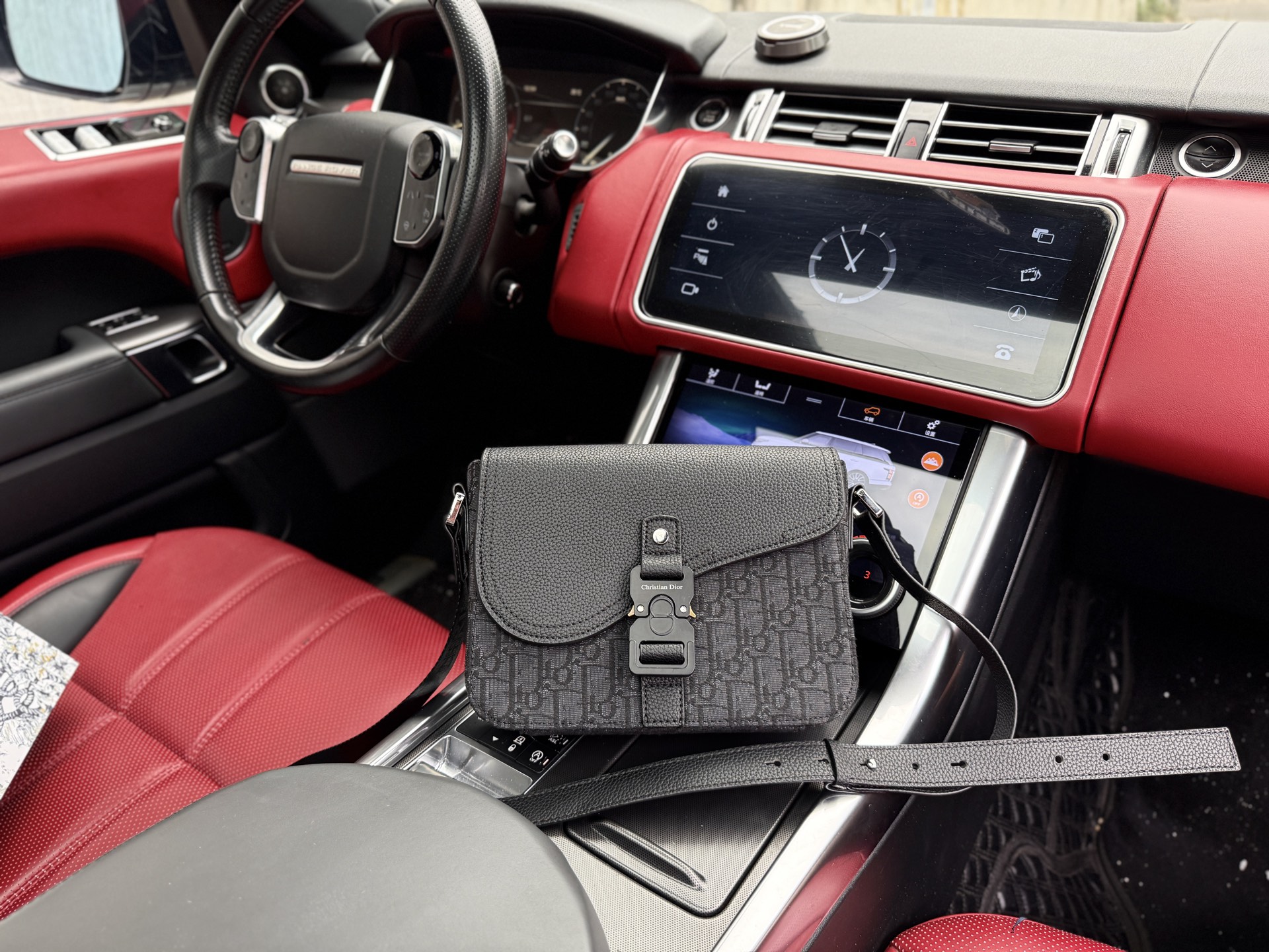 💰280 📷高端货‼️ 新款 “ DIOR ”迪奥单肩包 💼 dior迪奥邮差包 可调节肩带翻盖开合Oblique印花 粒面牛皮革 马鞍包信使包斜挎包单肩包 男款 黑色 进口原厂帆布面料🐂高清五金logo标志、专用里内里。超顺滑拉链、油边超平滑、做工精致每个细节到位！潮男必备款。rj规格：23x18x11cm  配礼品盒🎁