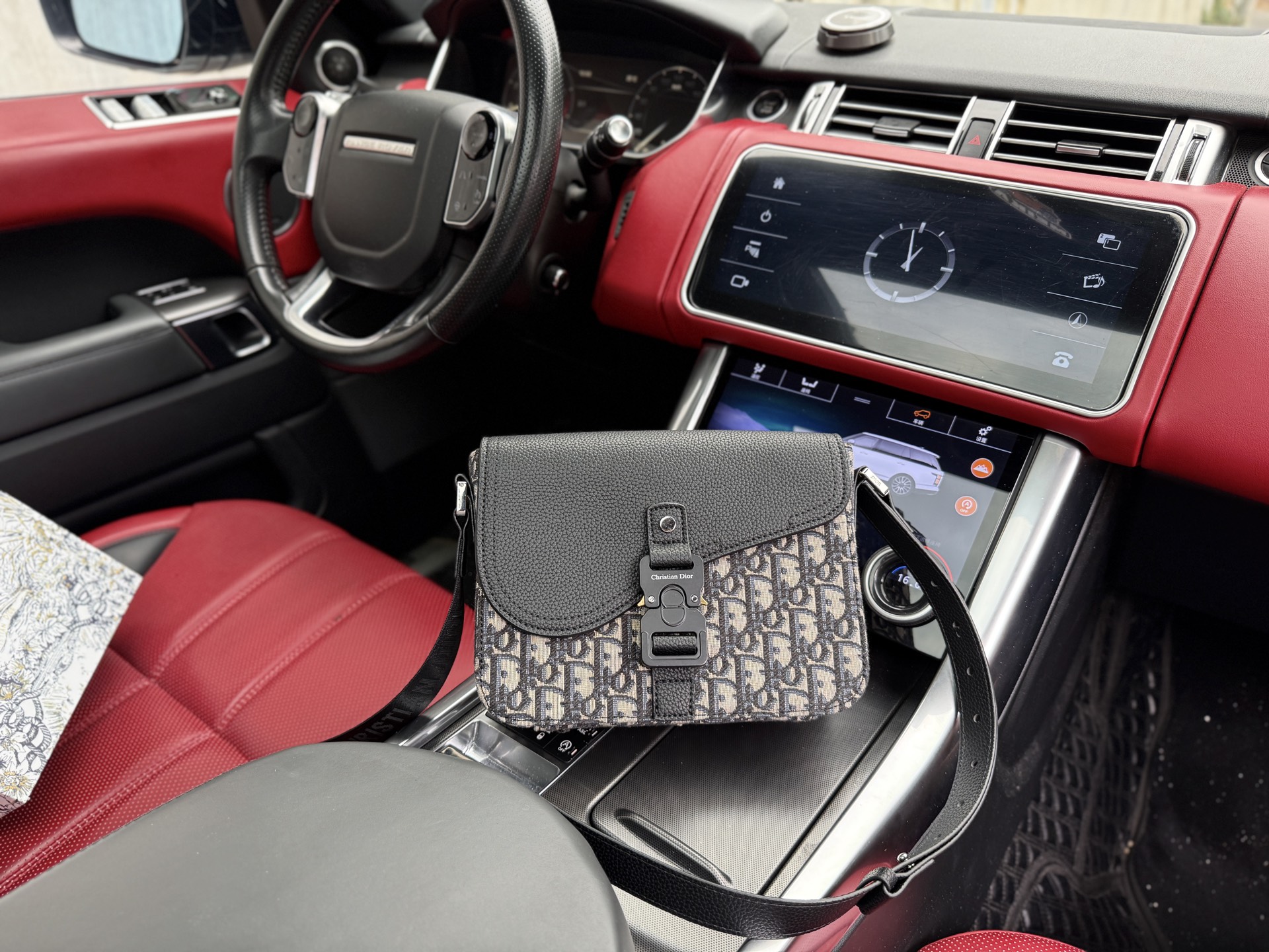 💰280 📷高端货‼️ 新款 “ DIOR ”迪奥单肩包 💼 dior迪奥邮差包 DIOR迪奥 迪奥 Saddle 可调节肩带翻盖开合Oblique印花粒面 牛皮革 马鞍包信使包斜挎单肩包 迷你 男款 黑色拼米色 进口原厂帆布面料🐂高清五金logo标志、专用里内里。超顺滑拉链、油边超平滑、做工精致每个细节到位！潮男必备款。rj规格：23x18x11cm  配礼品盒🎁