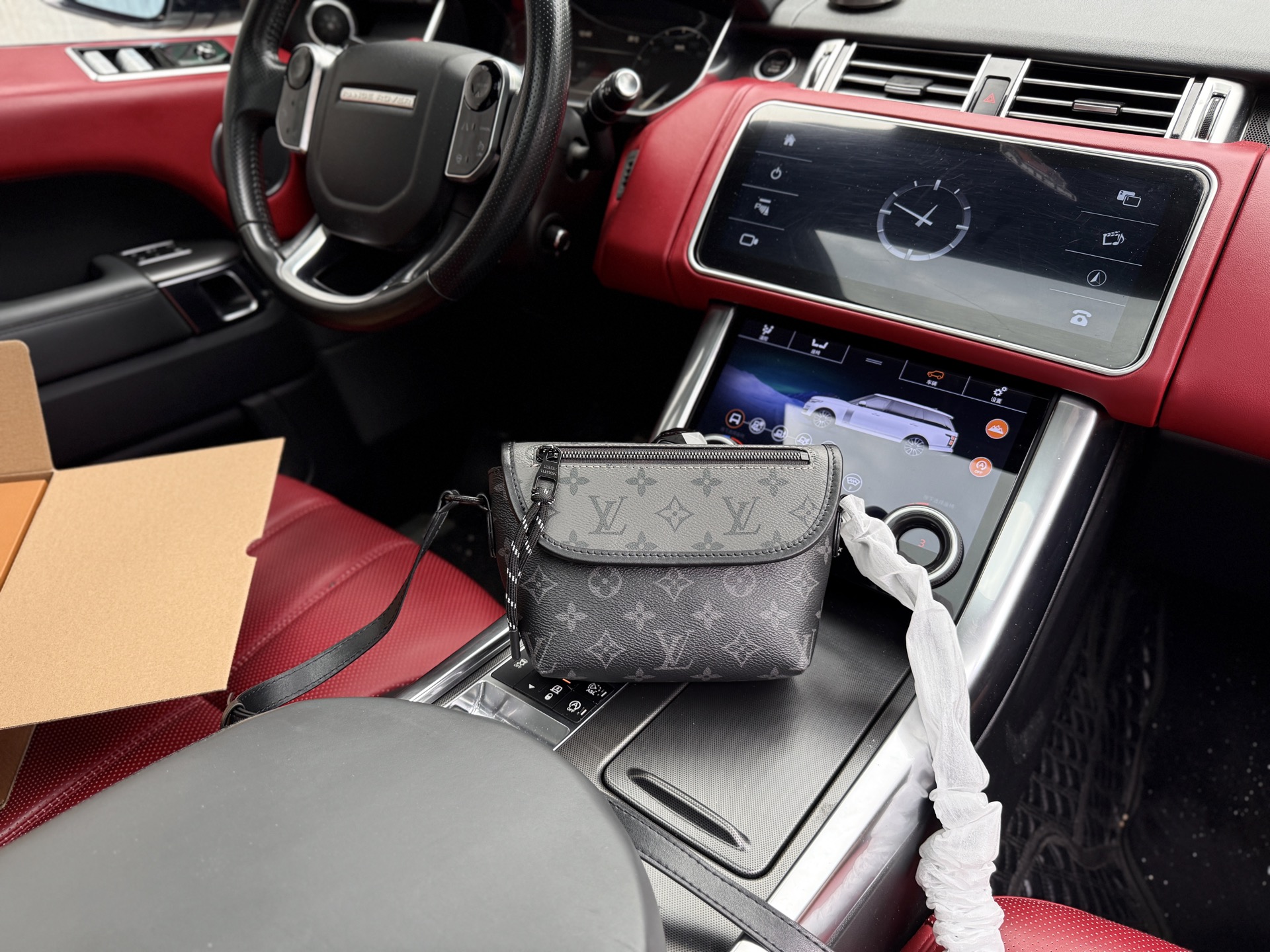 💰280 芯片版 📷高端货‼️ 新款 “ Louis Vuitton ”lv单肩包 💼路易威登邮差包 M12806 LOUIS VUITTON Pulse 压花可调节肩带 牛皮 单肩斜挎包 男女同款情侣款 黑色 进口配牛皮面料🐂Retro 老花Logo 皮革徽标。高清五金logo标志、内里隔层!专用内里。顺滑拉链、做工精致每个细节到位!男人必备款。规格:16x16x5cm 配飞机盒✈️➕折叠礼盒🎁➕芯片