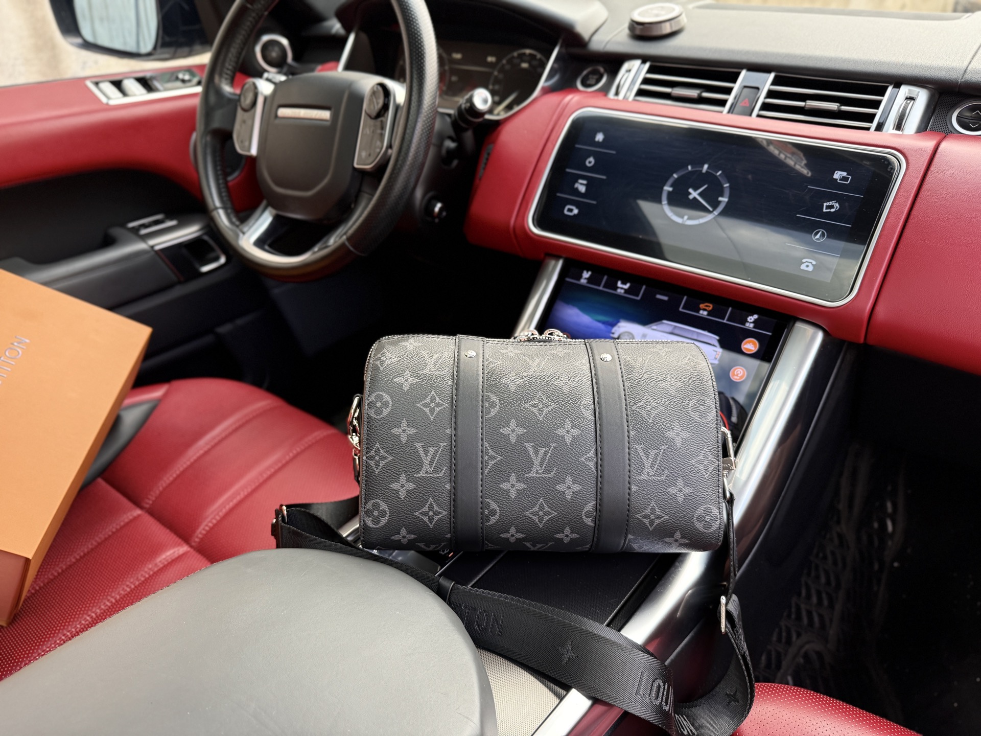 💰260 📷高端货‼️ 新款 “Louis Vuitton”lv单肩包💼 路易威登单肩包邮差包斜挎包 M45936 LOUIS VUITTON CITY KEEPALL 经典老花满印可调拆卸节肩带 帆布涂层拼牛皮革饰边 手提单肩斜挎包 男款 黑色 超高清五金logo标志、顺滑拉链、油边超平滑、做工精致每个细节到位!男人必备款 尽显运动风范 商务工作中的理想伴侣。尺寸:27x17x13cm 配:折叠礼盒🎁➕芯片