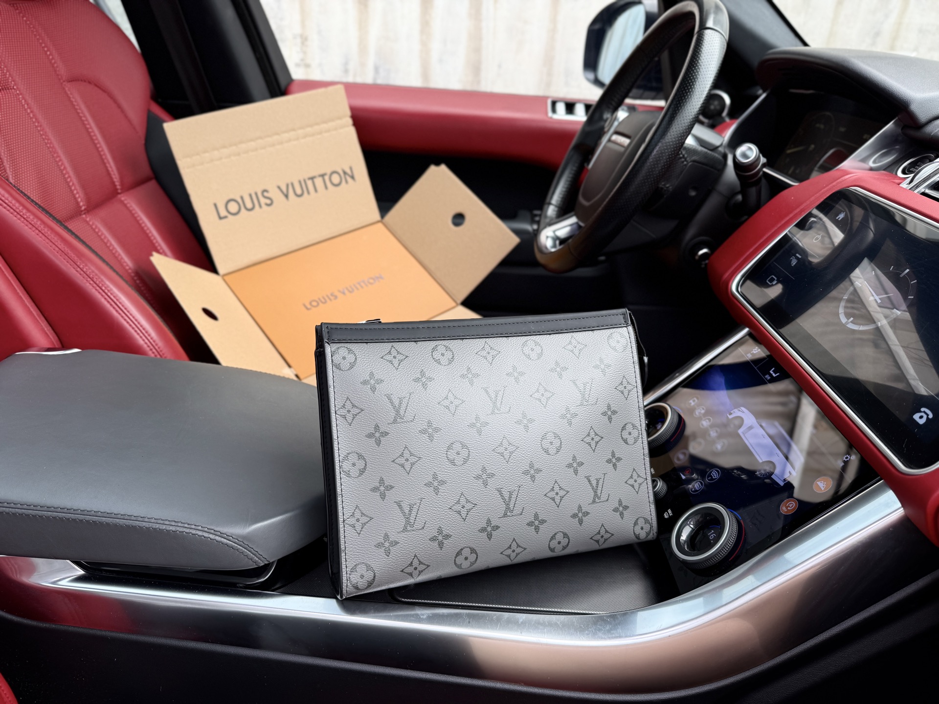 💰240 📷高端货‼️ 新款 “ Louis Vuitton”lv手拿包 💼 路易威登洗漱包手抓包 M69535 LOUIS VUITTON Pochette Voyage MM老花满印拉链封口灵动设计 涂层帆布拼牛皮革 手拿洗漱包 中号 男款 浅灰色/黑色 高清五金logo标志、内里隔层!专用内里。顺滑拉链、做工精致每个细节到位!男人必备款。尺寸:27x21x6cm 配:飞机盒✈️➕折叠礼盒🎁🛃➕芯片