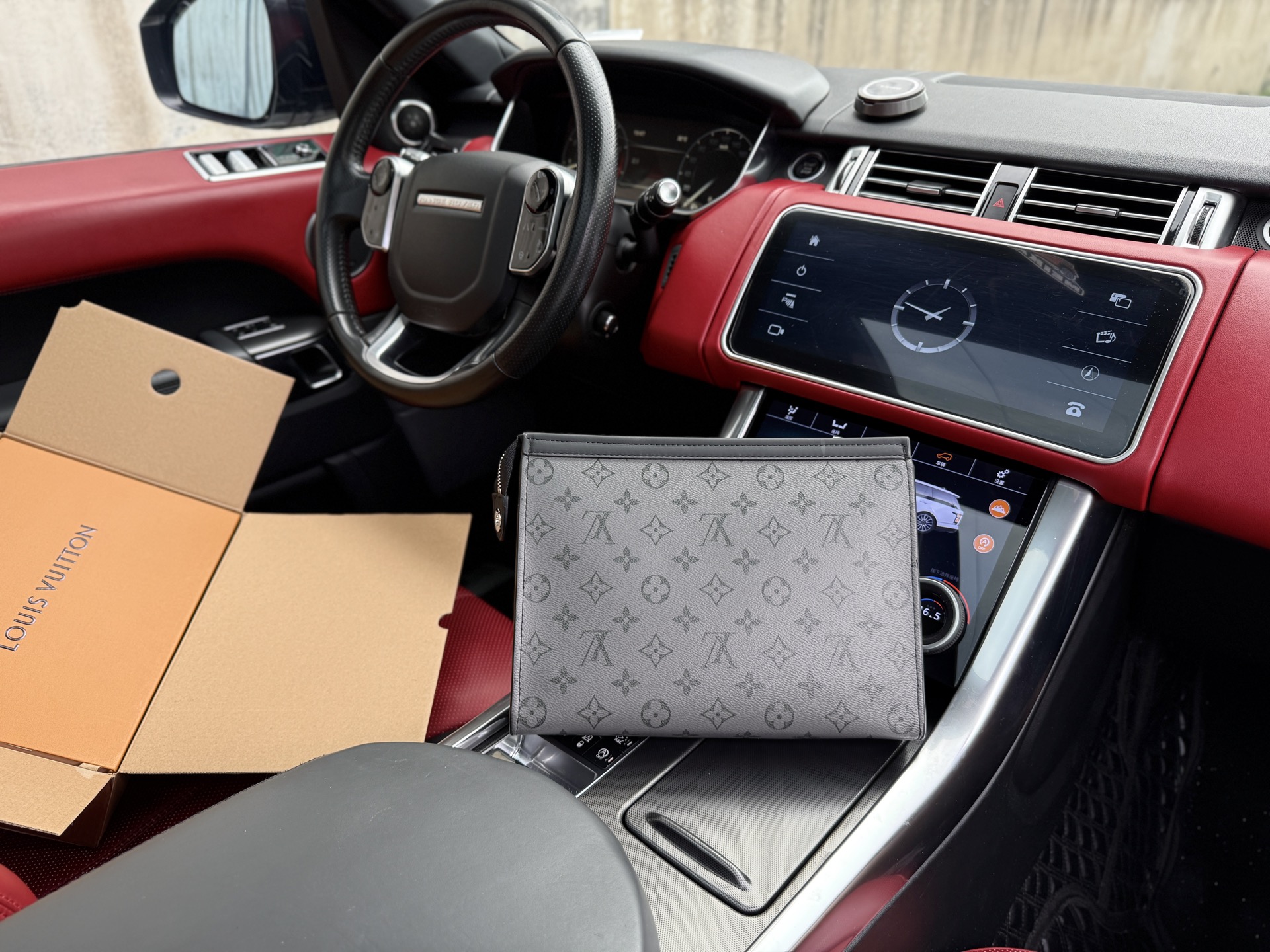 💰240 📷高端货‼️ 新款 “ Louis Vuitton”lv手拿包 💼 路易威登洗漱包手抓包 M69535 LOUIS VUITTON Pochette Voyage MM老花满印拉链封口灵动设计 涂层帆布拼牛皮革 手拿洗漱包 中号 男款 浅灰色/黑色 高清五金logo标志、内里隔层!专用内里。顺滑拉链、做工精致每个细节到位!男人必备款。尺寸:27x21x6cm 配:飞机盒✈️➕折叠礼盒🎁🛃➕芯片