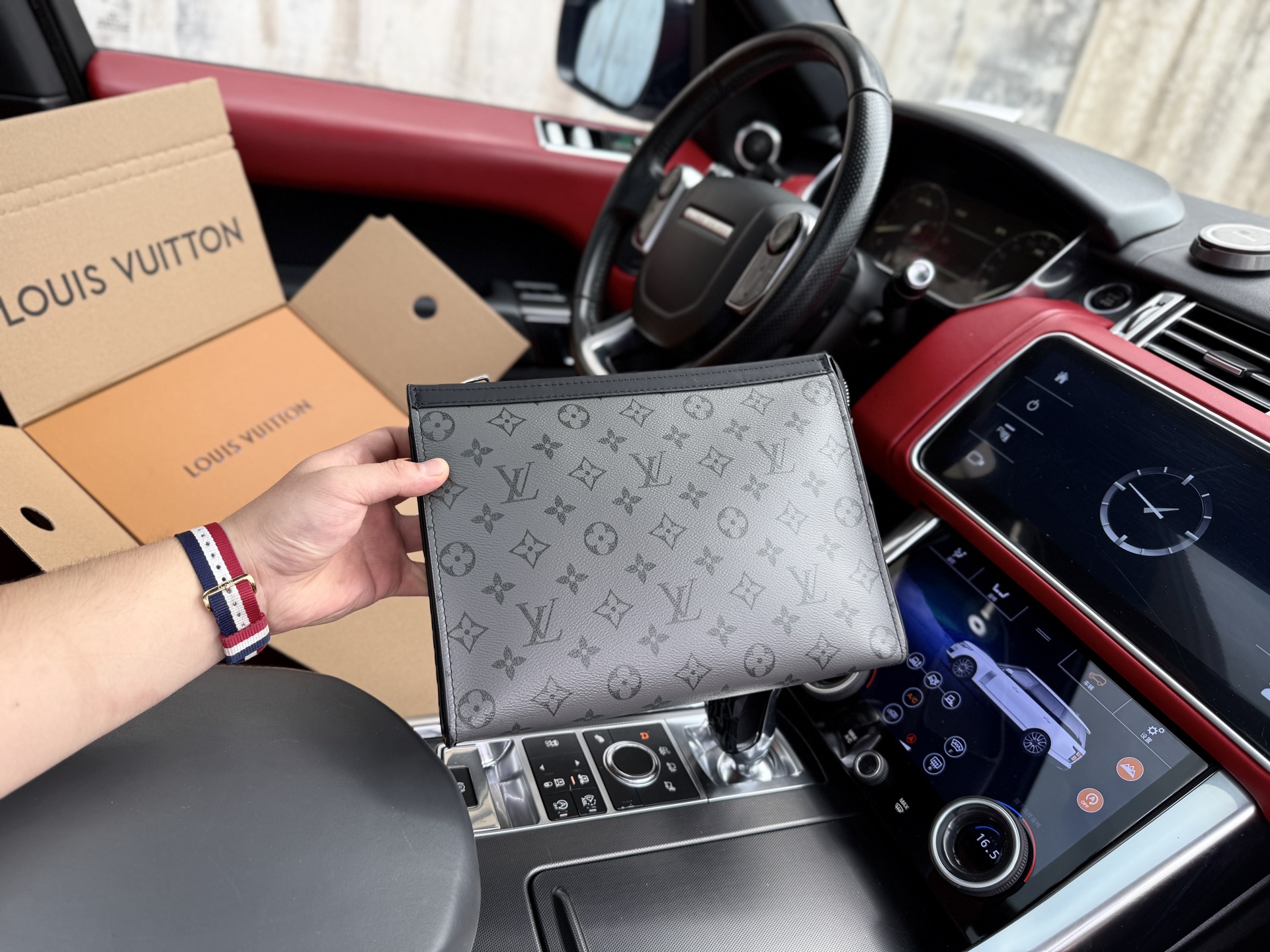 💰240 📷高端货‼️ 新款 “ Louis Vuitton”lv手拿包 💼 路易威登洗漱包手抓包 M69535 LOUIS VUITTON Pochette Voyage MM老花满印拉链封口灵动设计 涂层帆布拼牛皮革 手拿洗漱包 中号 男款 浅灰色/黑色 高清五金logo标志、内里隔层!专用内里。顺滑拉链、做工精致每个细节到位!男人必备款。尺寸:27x21x6cm 配:飞机盒✈️➕折叠礼盒🎁🛃➕芯片