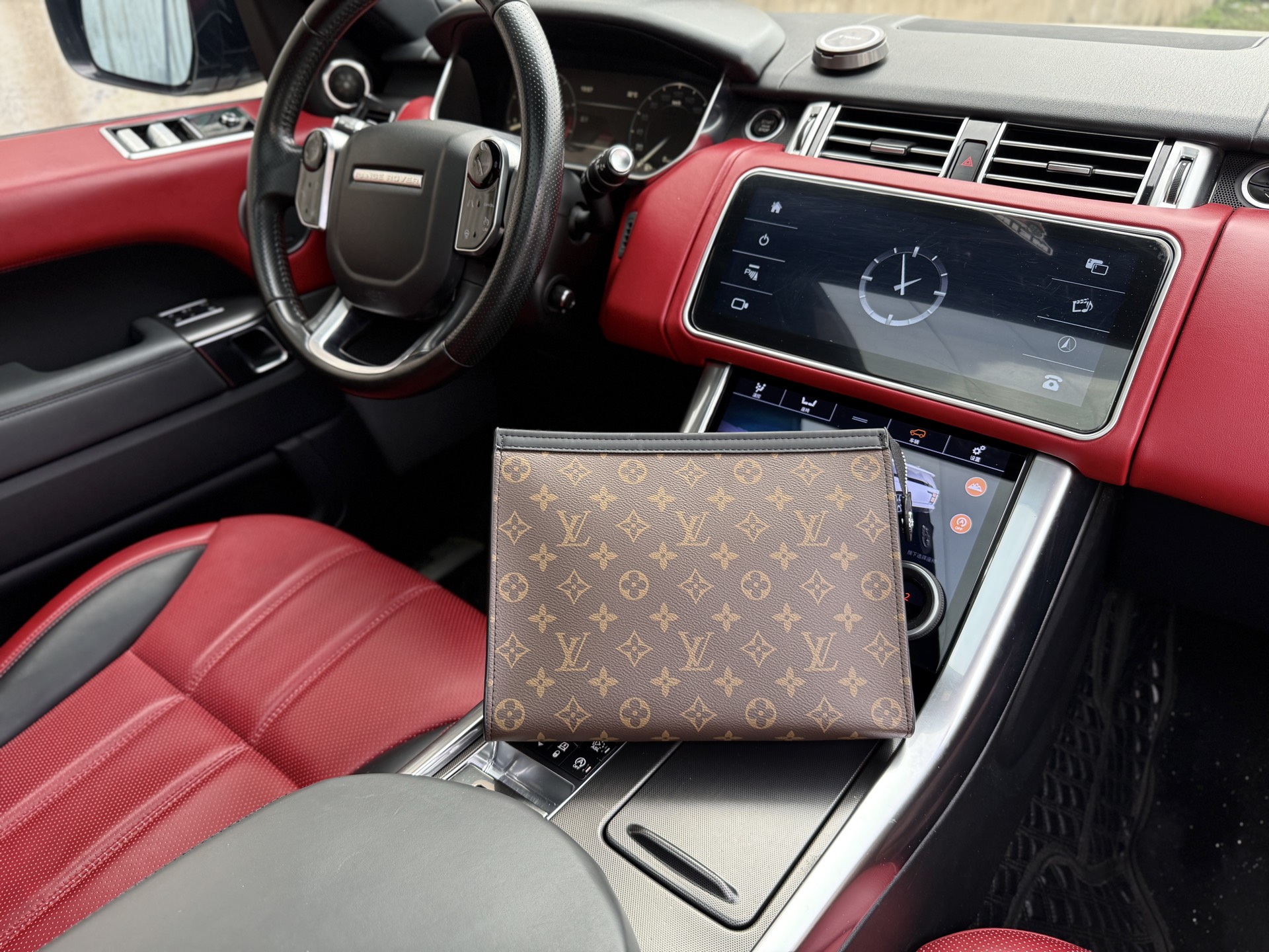 💰240 📷高端货‼️ 新款 “ Louis Vuitton”lv手拿包 💼 路易威登洗漱包手抓包 M61692 LOUIS VUITTON Pochette Voyage 经典老花满印拉链开合 涂层帆布 手拿包洗漱包 中号 男款 老花色 高清五金logo标志、内里隔层!专用内里。顺滑拉链、做工精致每个细节到位!男人必备款。尺寸:27x21x6cm 配:飞机盒✈️➕折叠礼盒🎁🛃➕芯片