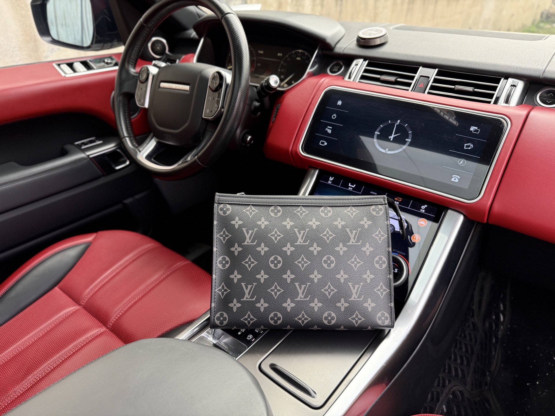 💰240 📷高端货‼️ 新款 “ Louis Vuitton”lv手拿包 💼 路易威登洗漱包手抓包 M61692 LOUIS VUITTON Pochette Voyage 经典老花满印拉链开合 涂层帆布 手拿包洗漱包 中号 男款 深灰色 高清五金logo标志、内里隔层!专用内里。顺滑拉链、做工精致每个细节到位!男人必备款。尺寸:27x21x6cm 配:飞机盒✈️➕折叠礼盒🎁🛃➕芯片