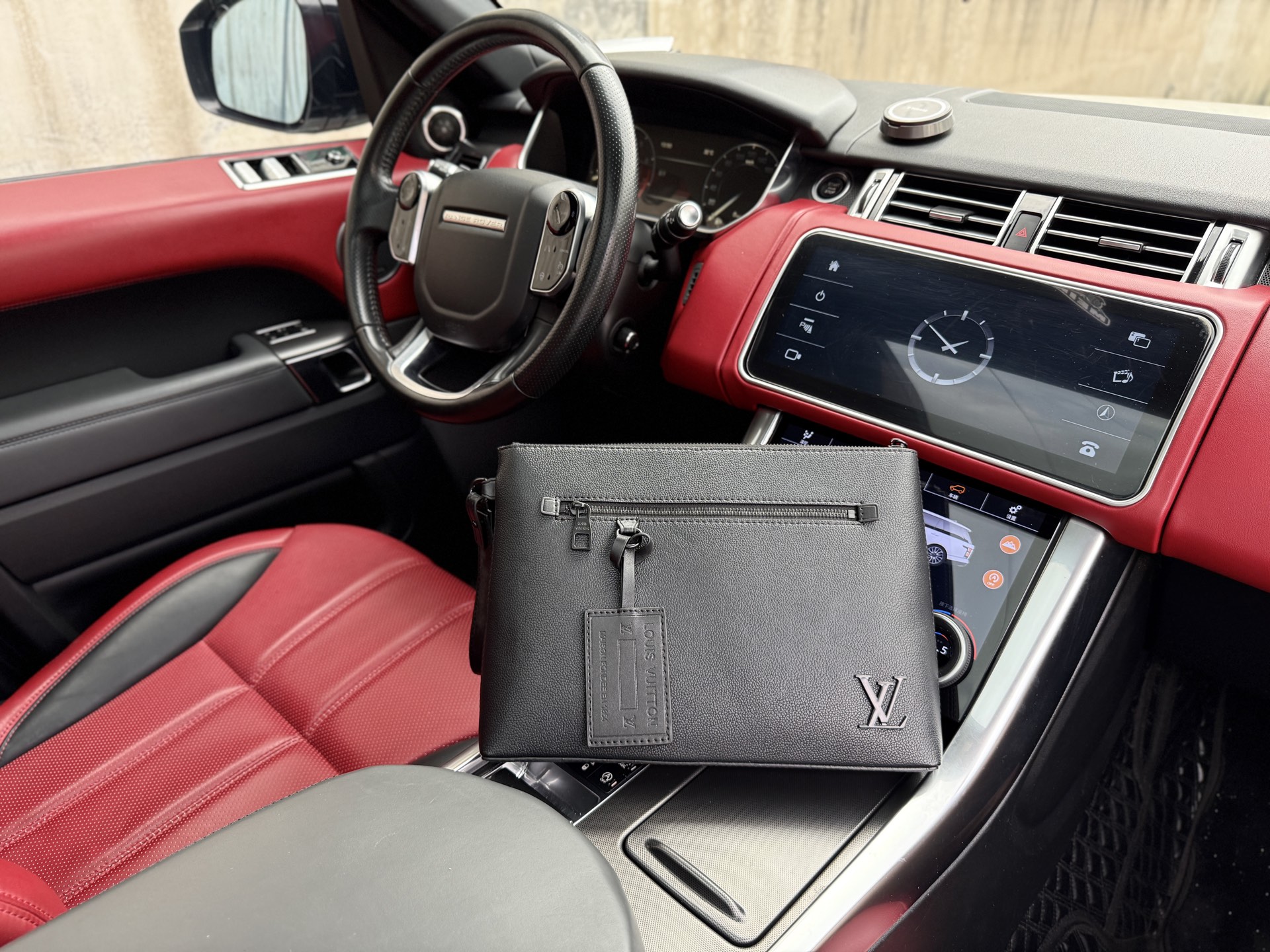 💰240 📷高端货‼️ 新款 “ Louis Vuitton”lv手拿包 💼 路易威登洗漱包手抓包 M25955 LOUIS VUITTON TAKEOFF 品牌经典徽标 蜡面小牛皮 手拿包 男款 黑色 高清五金logo标志、内里隔层!专用内里。顺滑拉链、做工精致每个细节到位!男人必备款。尺寸:30x22x5cm 配:飞机盒✈️➕折叠礼盒🎁🛃➕芯片