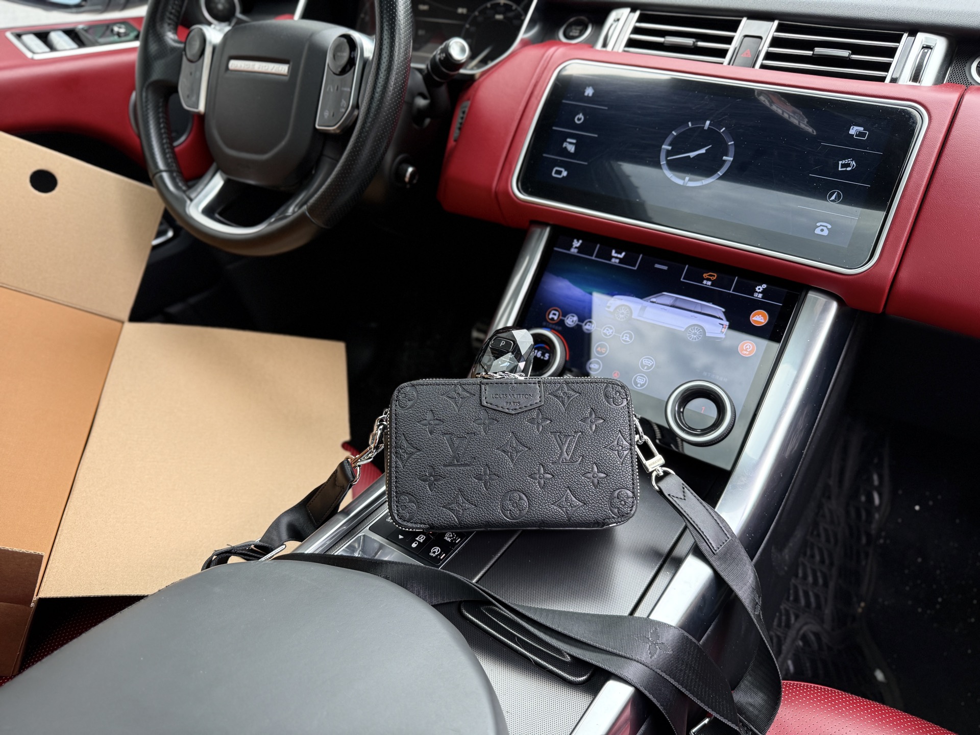 💰260 芯片版📷高端货‼️ 新款 “ Louis Vuitton ”lv单肩包 💼路易威登单肩包斜挎包 M80741 LOUIS VUITTON Alpha Wearable 双拉链头可拆卸可调节肩带老花帆布涂层 皮革 单肩斜挎包胸包 男款 黑色 进口配牛皮面料🐂高清五金logo标志、内里隔层!专用内里。顺滑拉链、做工精致每个细节到位!男人必备款。规格:18x11x6.5cm 配:飞机盒✈️➕折叠礼盒🎁➕芯片