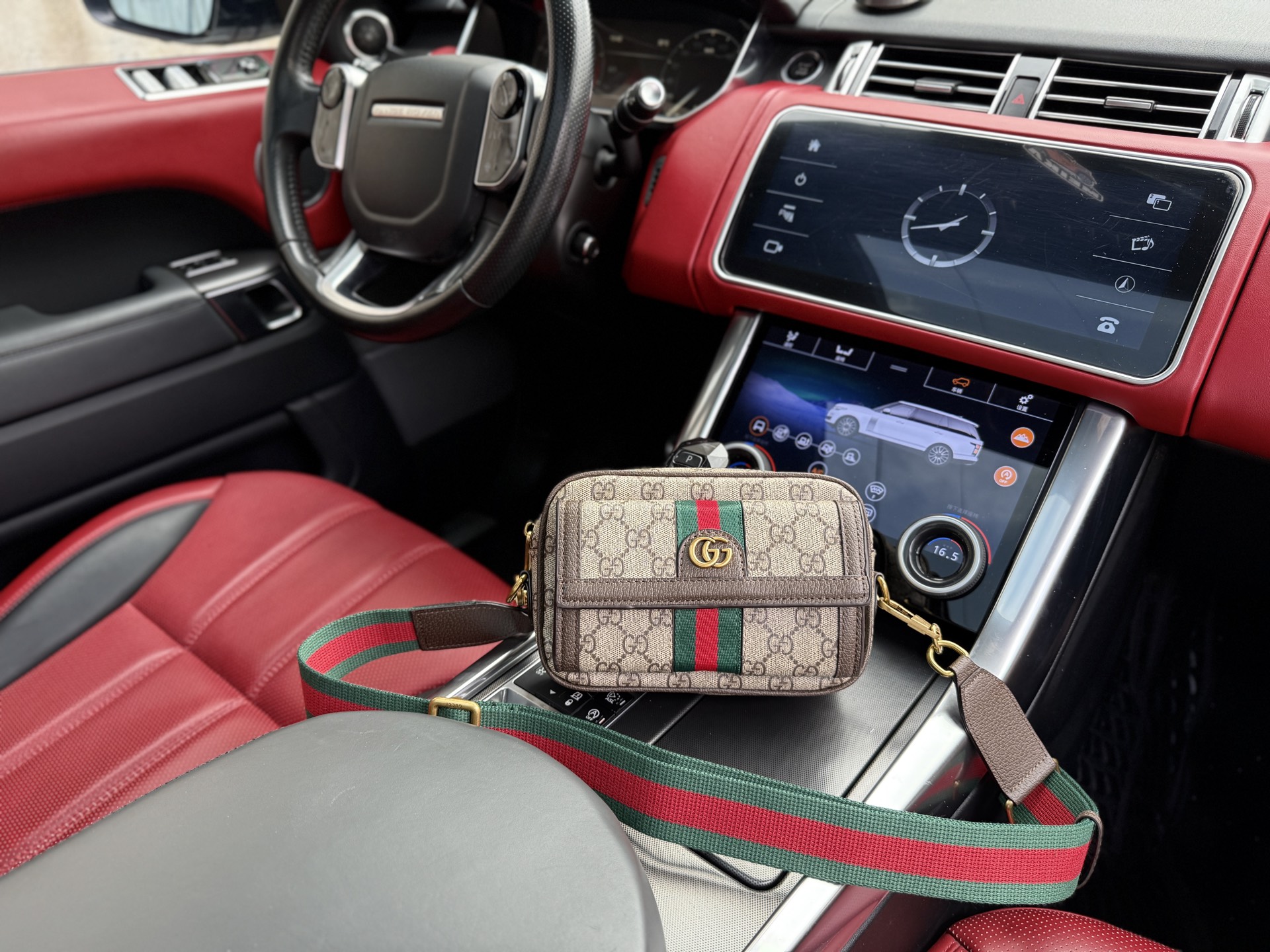 💰260 📷高端货‼️ 新款 “ GUCCI ”古奇单肩包💼 GUCCI古驰单肩斜挎邮差包 GUCCI古驰 Ophidia 双G徽标可拆卸肩带 帆布拼皮革 单肩斜挎包 迷你 男女款 米色拼乌木色 #百搭经典推荐#高清五金logo标志、内里隔层!专用内里。顺滑拉链、做工精致每个细节到位!男人必备款。规格:20x12.5x8cm 配礼盒🎁