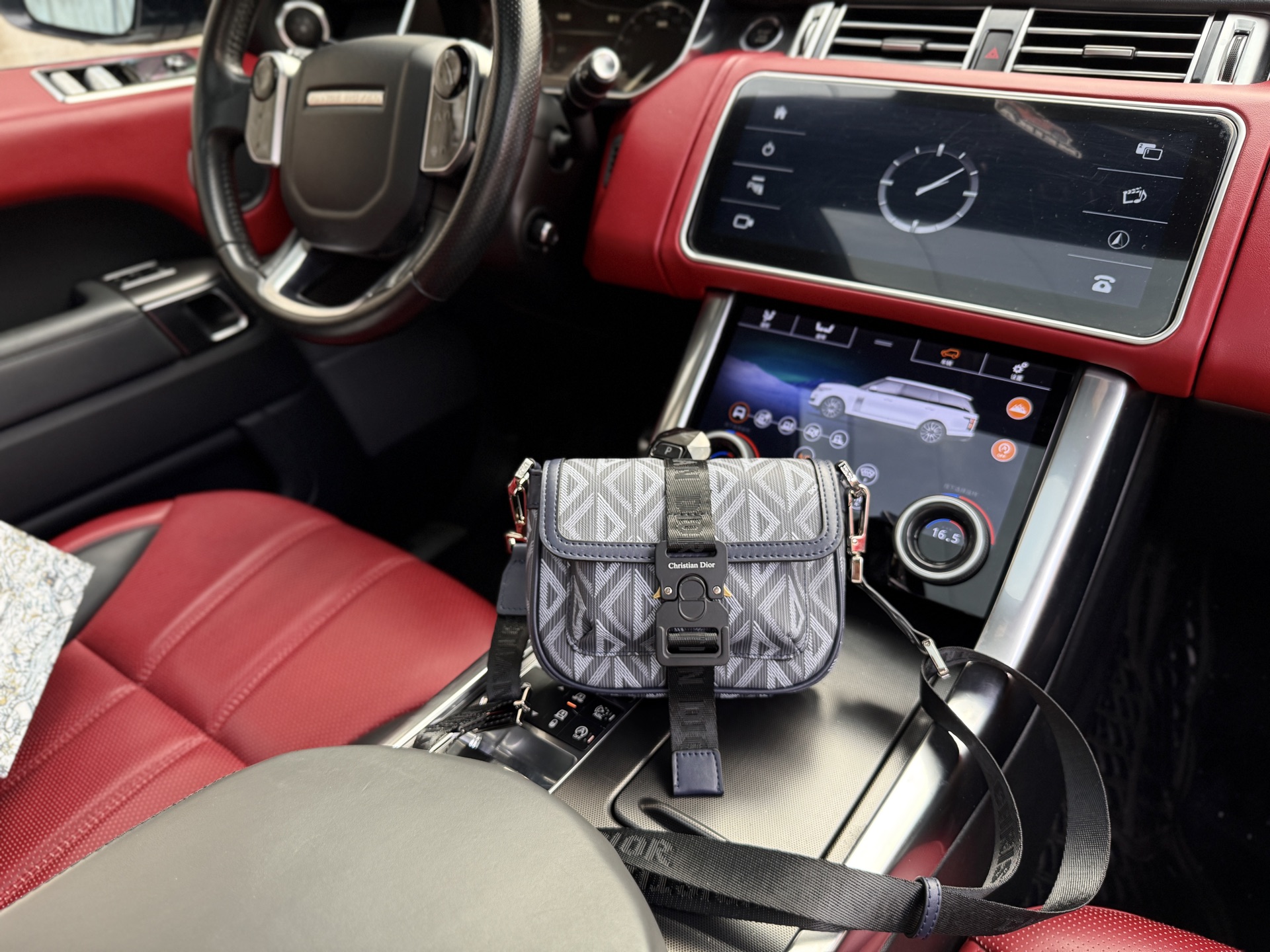 💰260 📷高端货‼️ 新款 “ DIOR ”迪奥单肩包 💼 dior迪奥邮差包 DIOR迪奥 Hit The Road 可拆卸可调节肩带压花标志翻盖开合 帆布拼光滑牛皮 手拿单肩斜挎包 迷你 男款 海军蓝 进口原厂帆布面料🐂高清五金logo标志、专用里内里。超顺滑拉链、油边超平滑、做工精致每个细节到位！潮男必备款。规格：17x13x5cm  配折叠礼品盒🎁