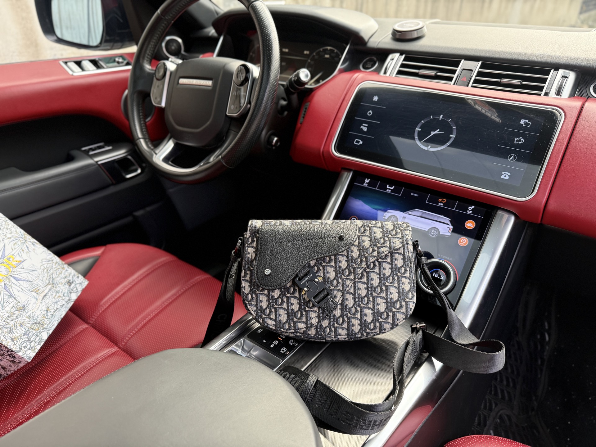 💰280 📷高端货‼️ 新款 “ DIOR ”迪奥单肩包 💼 dior迪奥单肩斜挎邮差包 DIOR迪奥 Saddle 磁扣开合可调节肩带 Oblique印花面料拼粒面牛皮革 马鞍信使包单肩斜挎包 男女同款情侣款 米色拼黑色 进口原厂帆布面料🐂高清五金logo标志、专用里内里。超顺滑拉链、油边超平滑、做工精致每个细节到位！潮男必备款。规格：23x16x5cm  配折叠礼品盒🎁