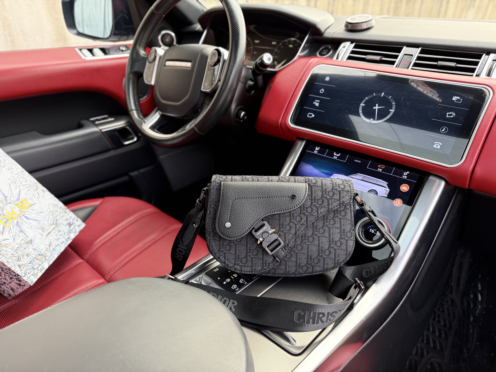 💰280 📷高端货‼️ 新款 “ DIOR ”迪奥单肩包 💼 dior迪奥单肩斜挎邮差包 DIOR迪奥 磁扣开合可调节肩带 印花面料拼粒面牛皮革 马鞍信使包单肩斜挎包 男女同款情侣款 黑色 进口原厂帆布面料🐂高清五金logo标志、专用里内里。超顺滑拉链、油边超平滑、做工精致每个细节到位！潮男必备款。规格：23x16x5cm  配折叠礼品盒🎁