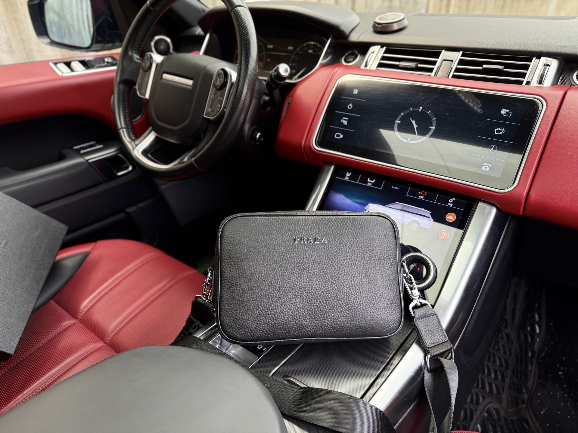 💰260 📷高端货‼️ 新款 “ PRADA ”普拉达单肩包💼 prada普拉达牛皮斜挎包 可调节肩带磁吸扣开合 粒面软皮 头层牛皮 单肩斜挎包 男款 黑色 超高清五金logo标志、顺滑拉链、油边超平滑、做工精致每个细节到位!男人必备款。规格:24x16x6cm 配礼盒🎁