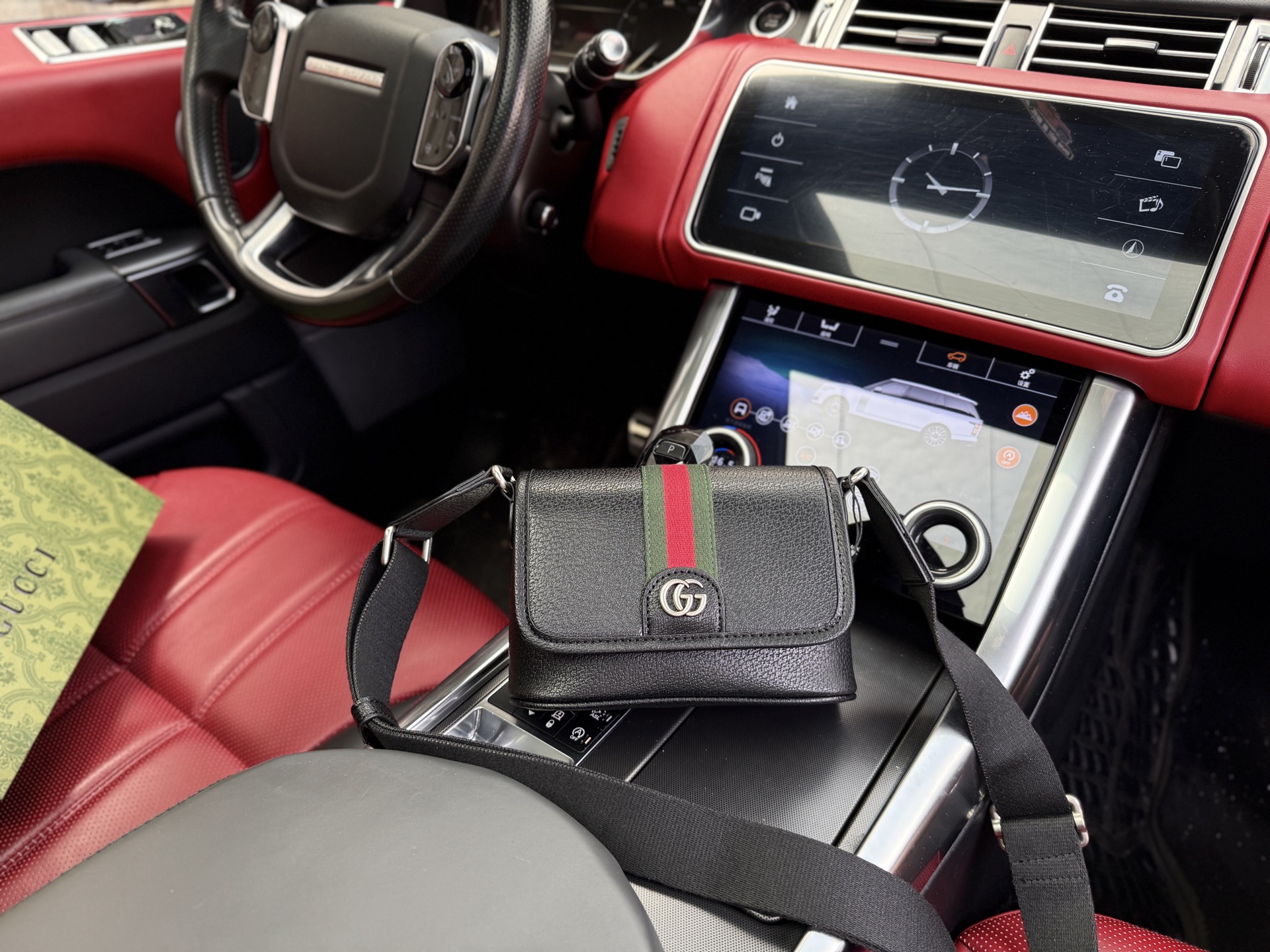 💰260 📷高端货‼️ 新款 “ GUCCI ”古奇单肩包💼 GUCCI古驰邮差包 GUCCI古驰 Ophidia 双G Logo 钯金色调硬件 皮革 斜挎单肩包 迷你 男款 黑色 百搭经典推荐#高清五金logo标志、内里隔层!专用内里。顺滑拉链、做工精致每个细节到位!男人必备款。规格:19x13x8cm 配折叠礼盒🎁