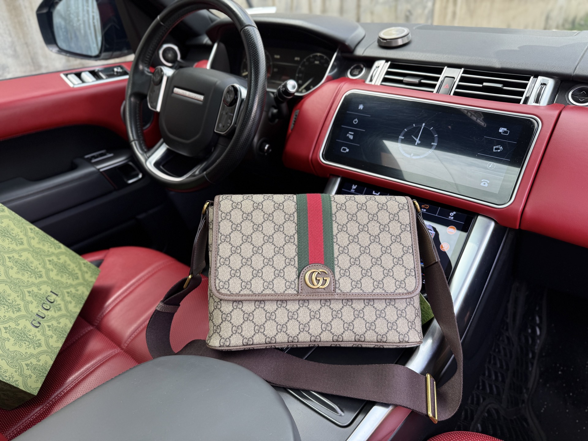 💰280 📷高端货‼️ 新款 “ GUCCI ”古奇单肩包💼 GUCCI古驰邮差包 GUCCI古驰 Ophidia 金色调配件 涂层织物 邮差包单肩斜挎包 中号 男款 米色拼深棕色 百搭经典推荐#高清五金logo标志、内里隔层!专用内里。顺滑拉链、做工精致每个细节到位!男人必备款。规格:30x21x8cm 配折叠礼盒🎁